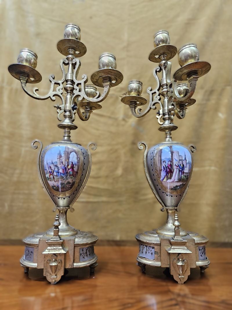 Coppia di candelabri in porcellana dipinta da ambo i lati, quattro bracci, manifattura austriaca