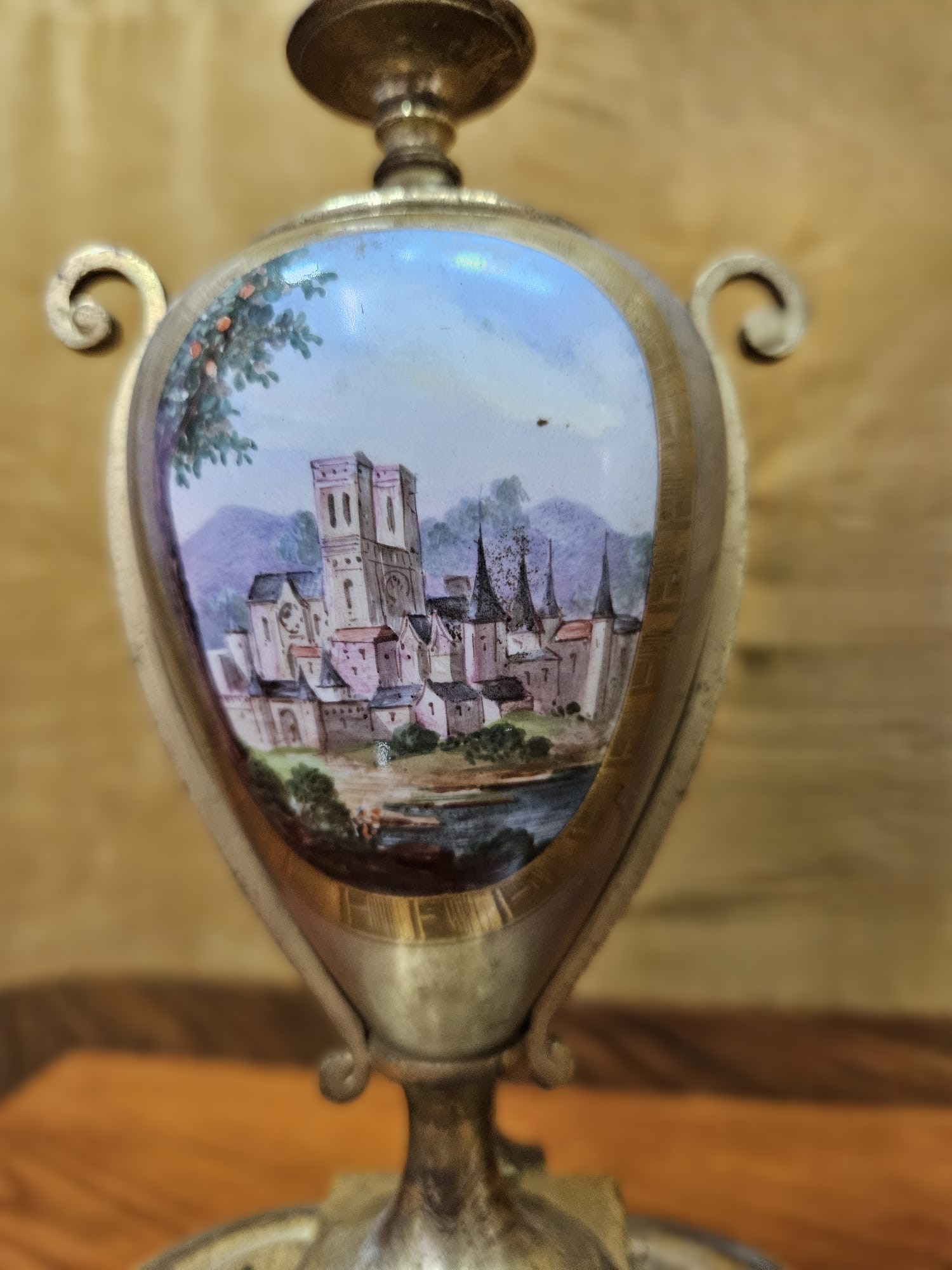 Coppia di candelabri in porcellana dipinta da ambo i lati, quattro bracci, manifattura austriaca