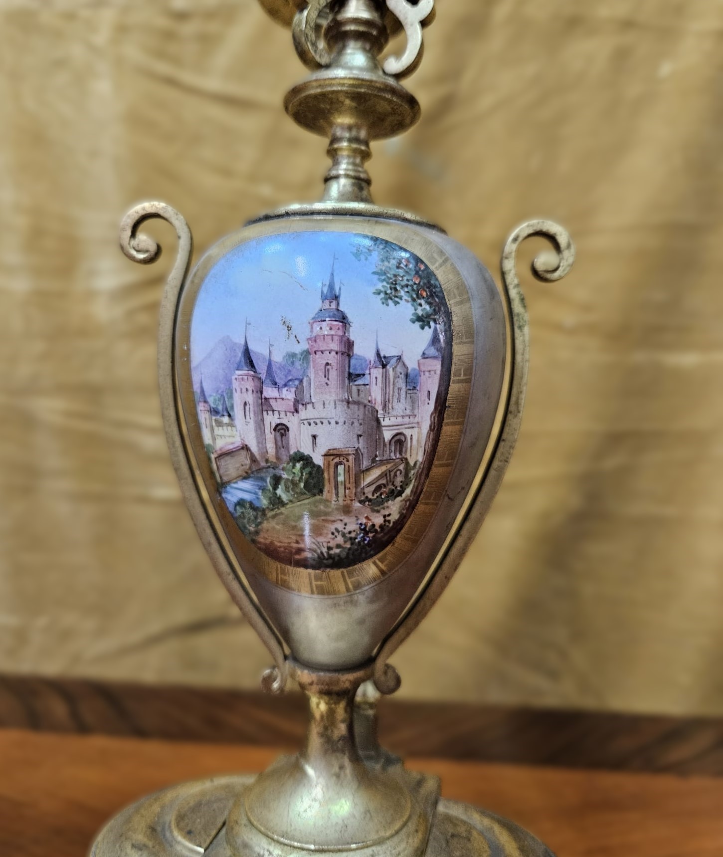 Coppia di candelabri in porcellana dipinta da ambo i lati, quattro bracci, manifattura austriaca