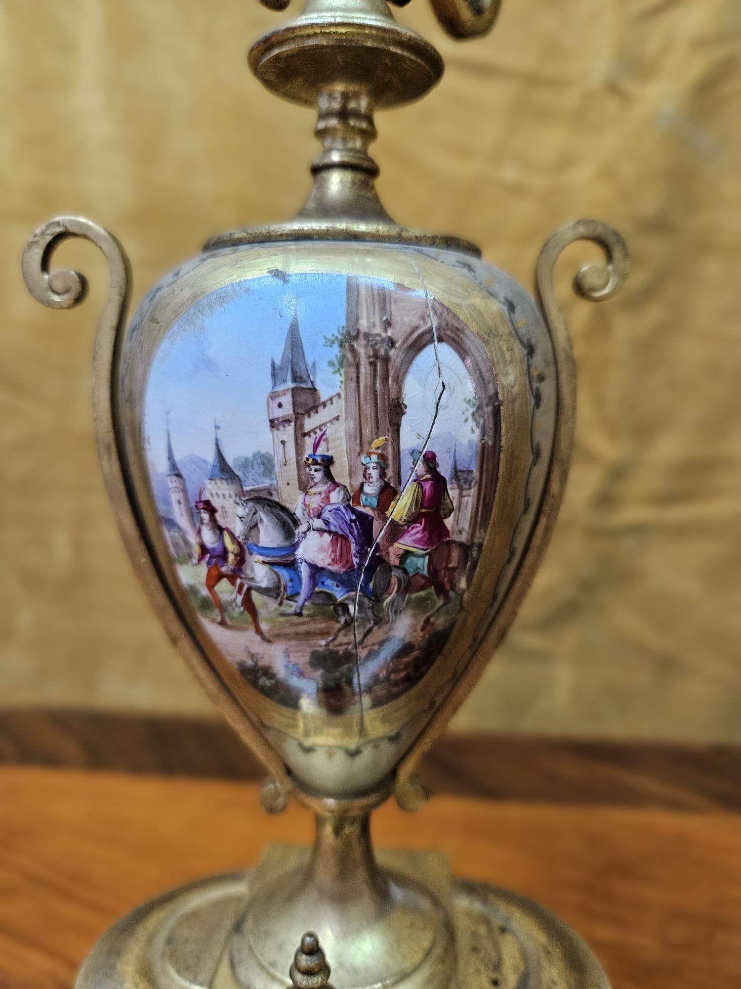 Coppia di candelabri in porcellana dipinta da ambo i lati, quattro bracci, manifattura austriaca