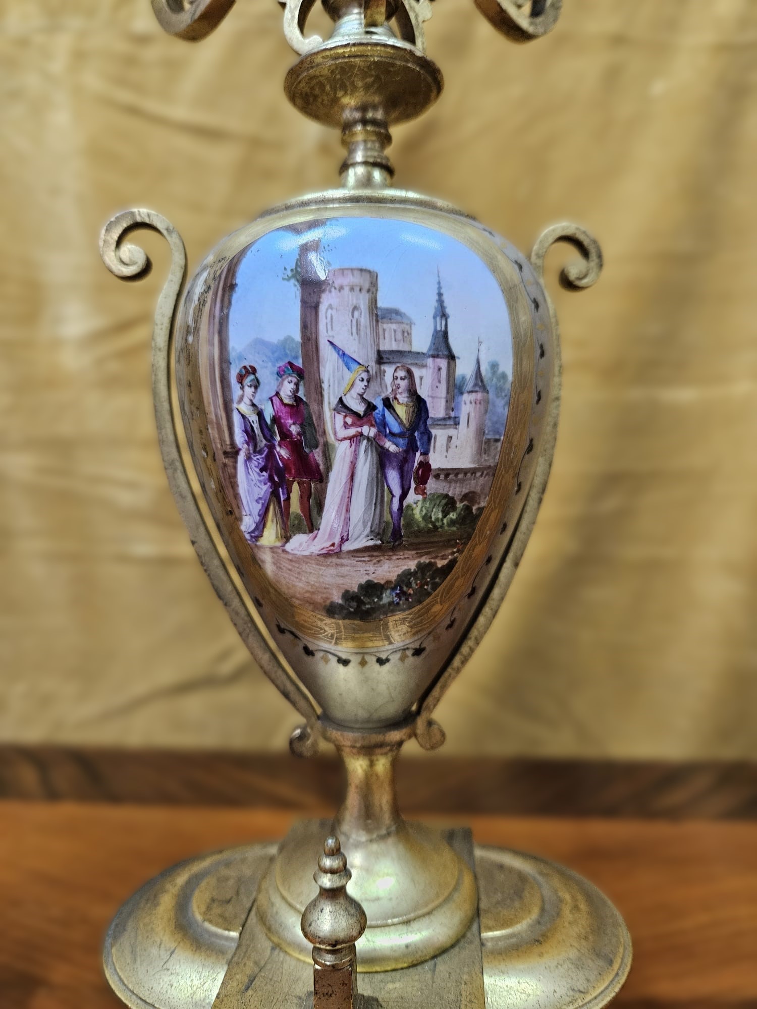 Coppia di candelabri in porcellana dipinta da ambo i lati, quattro bracci, manifattura austriaca