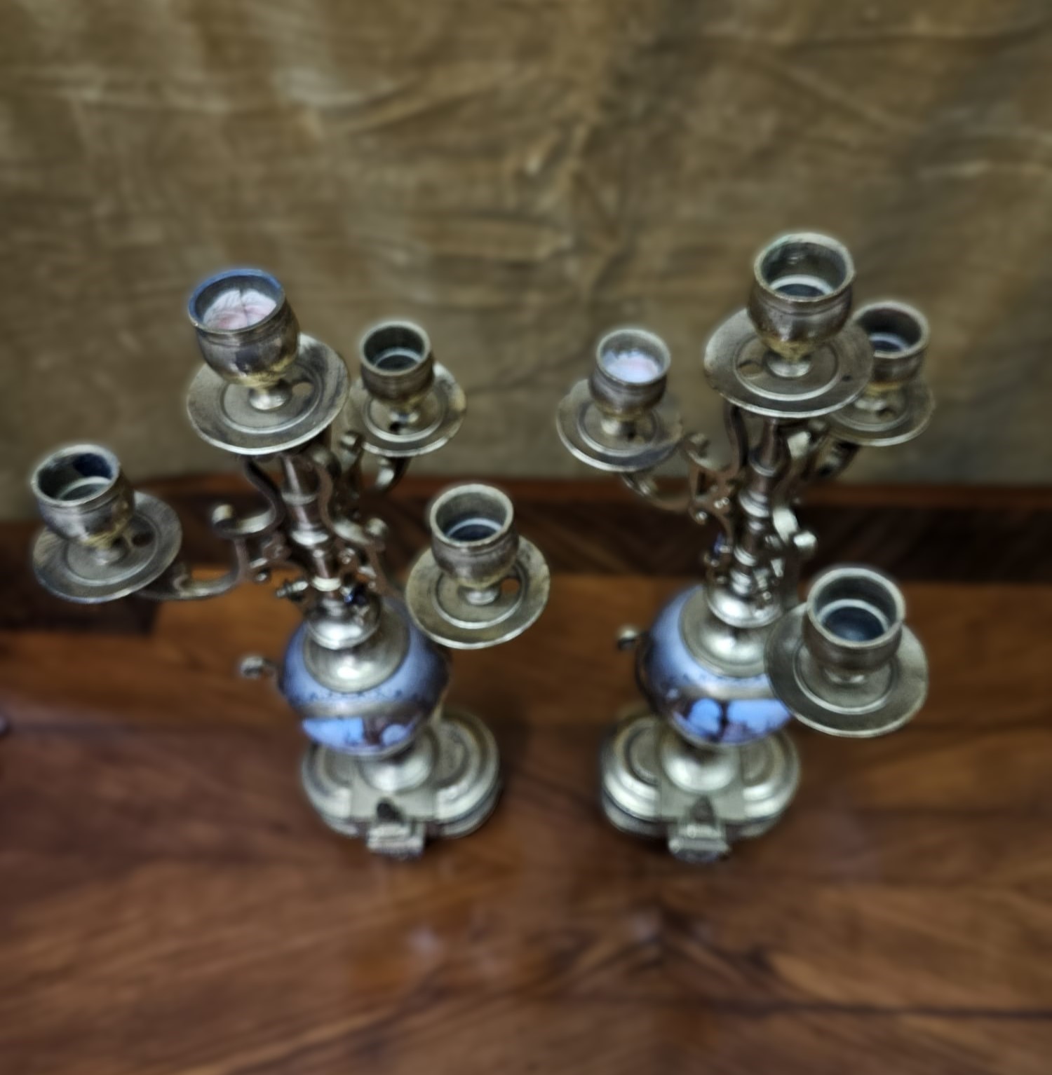 Coppia di candelabri in porcellana dipinta da ambo i lati, quattro bracci, manifattura austriaca