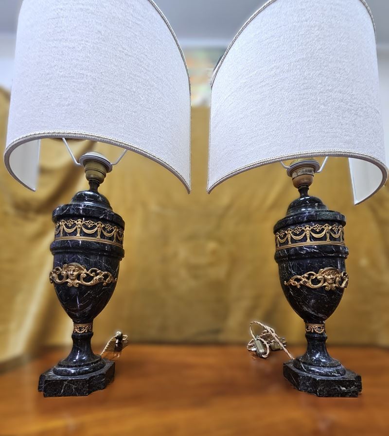 Coppia di abatjour in marmo verde delle alpi e decorazioni in bronzo dorato