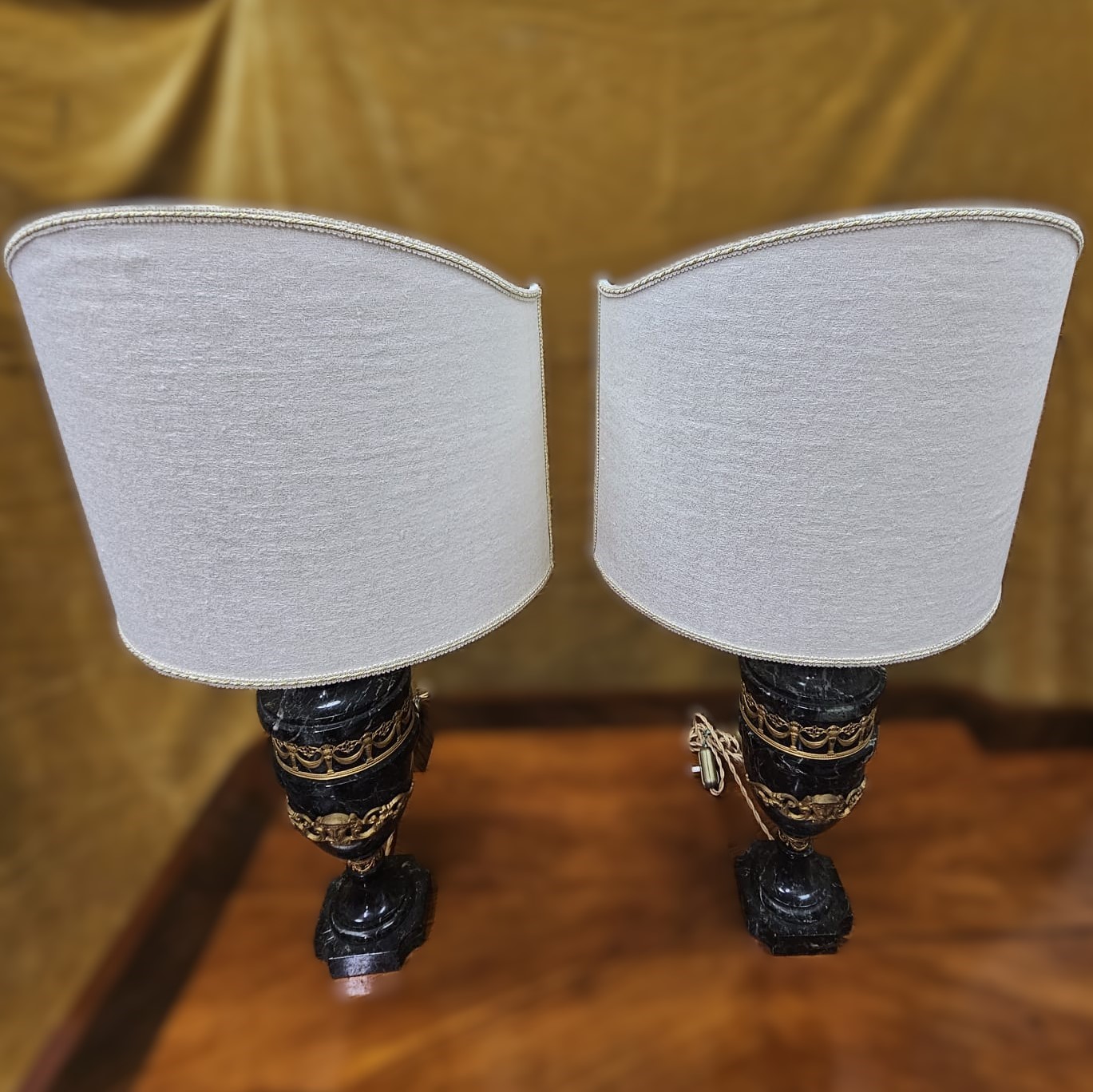 Coppia di abatjour in marmo verde delle alpi e decorazioni in bronzo dorato