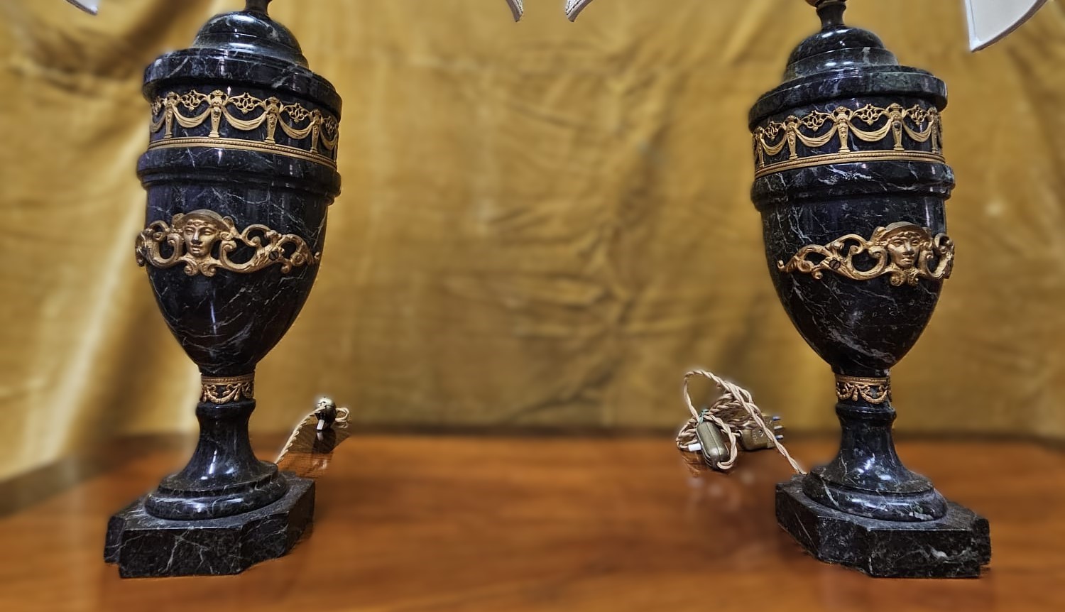 Coppia di abatjour in marmo verde delle alpi e decorazioni in bronzo dorato