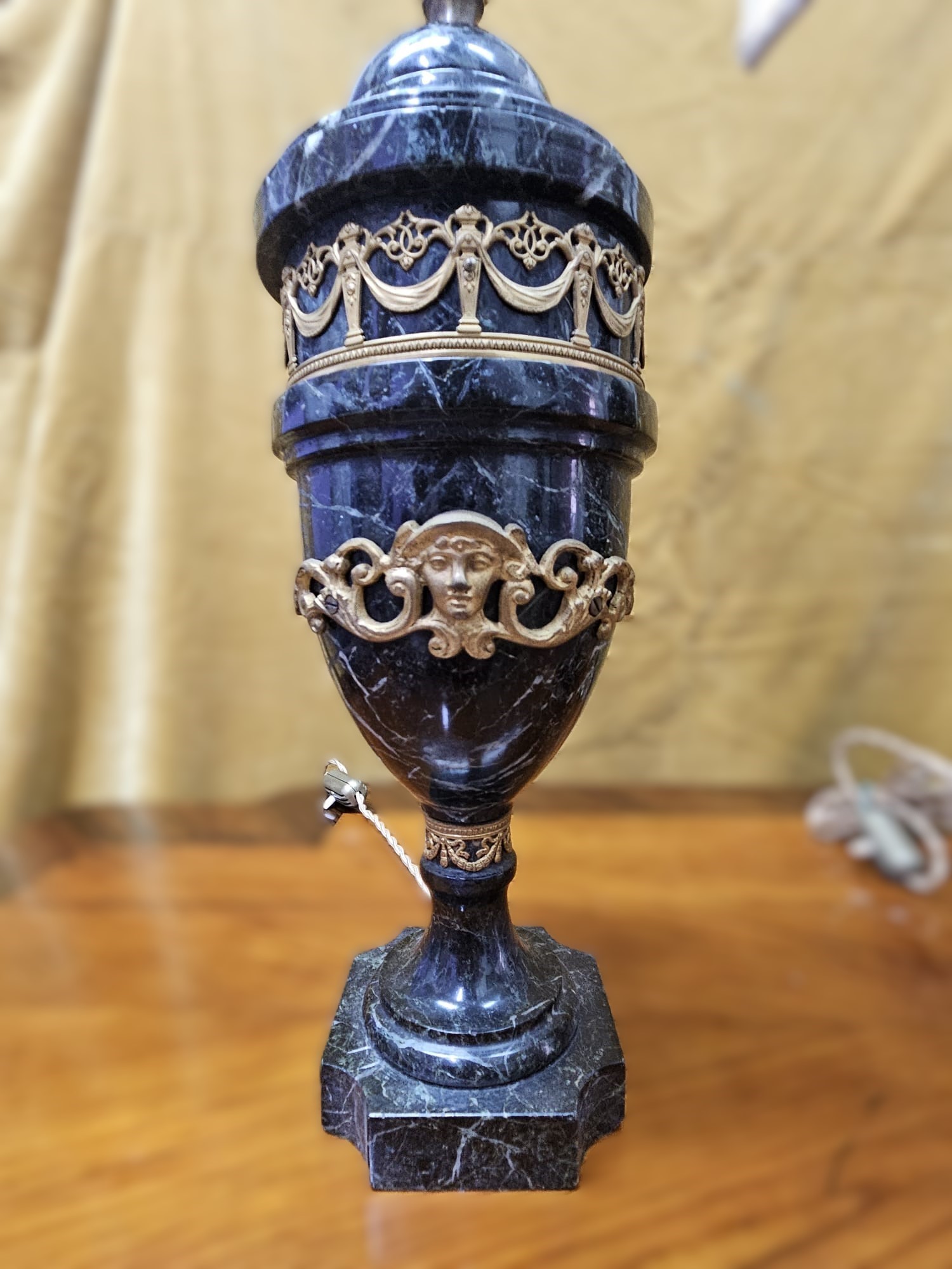 Coppia di abatjour in marmo verde delle alpi e decorazioni in bronzo dorato