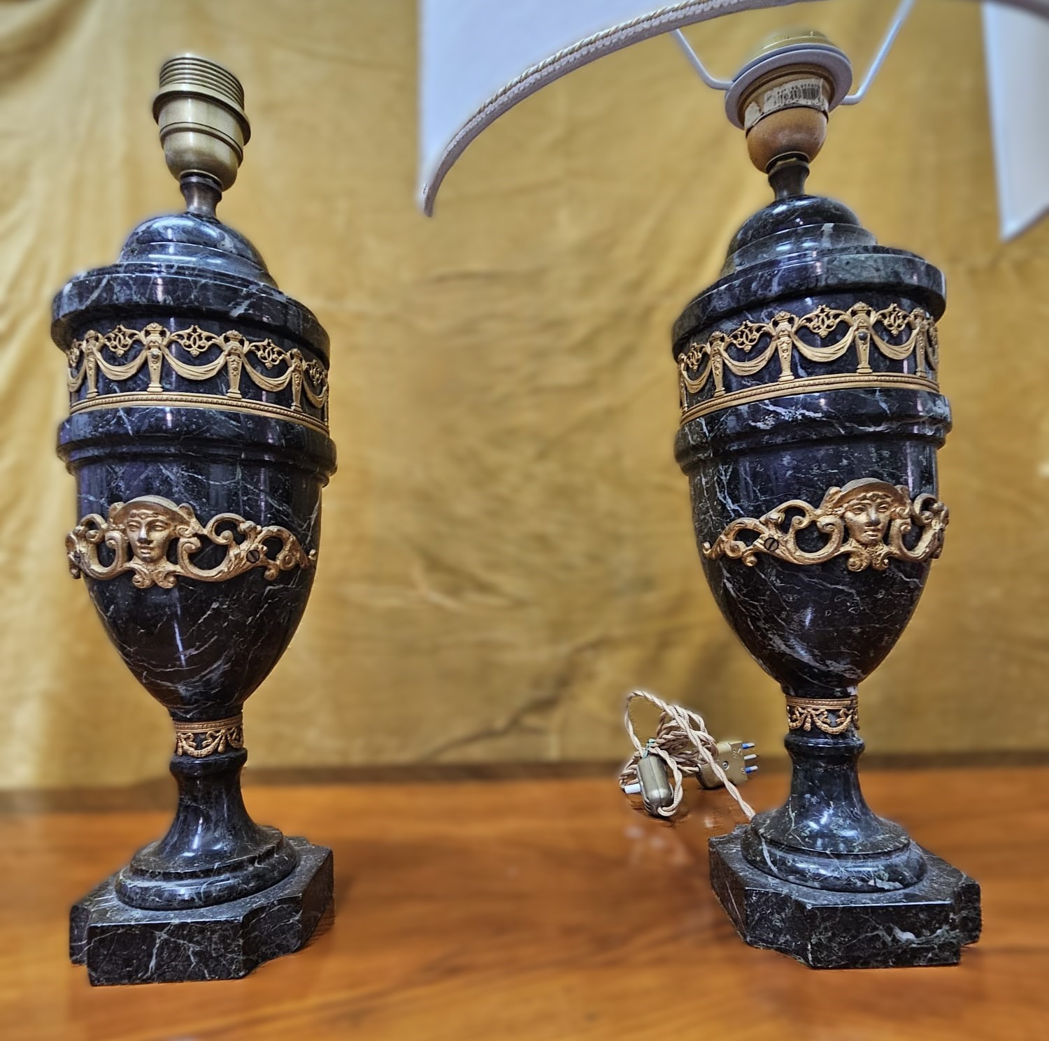 Coppia di abatjour in marmo verde delle alpi e decorazioni in bronzo dorato