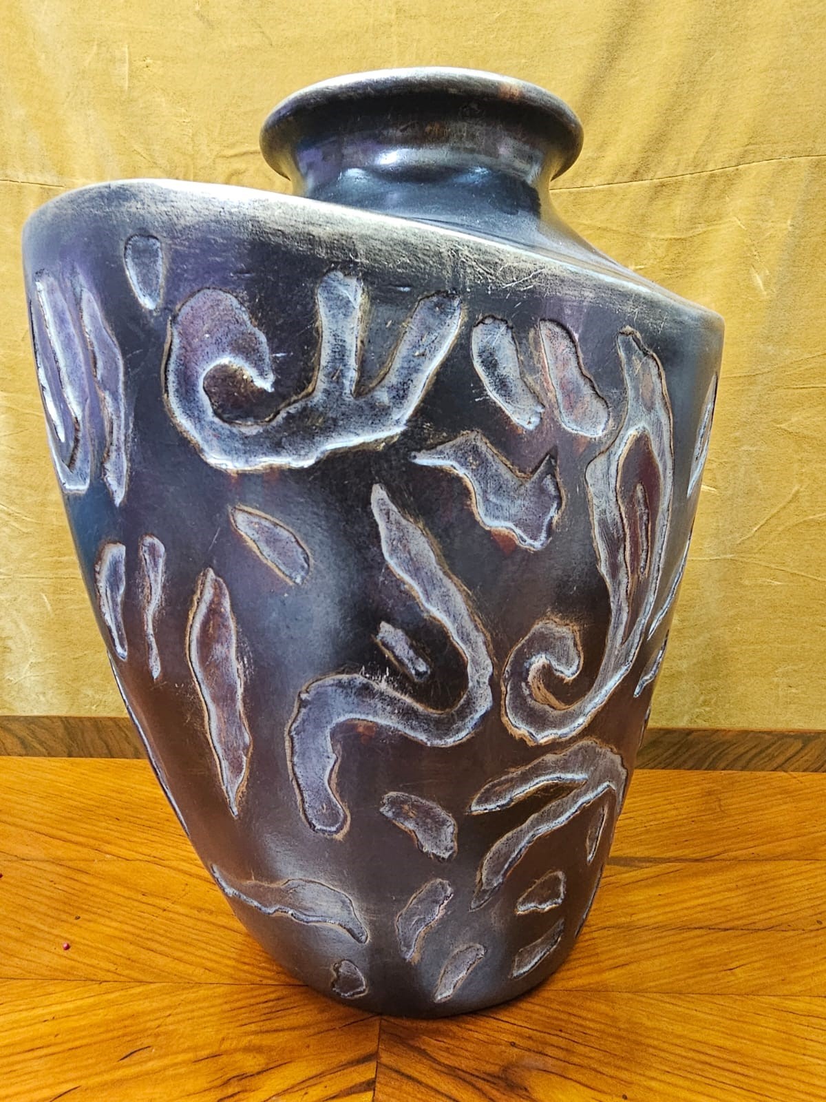 vaso Lam Lee in terracotta con decori scolpiti a mano nei toni del bruno