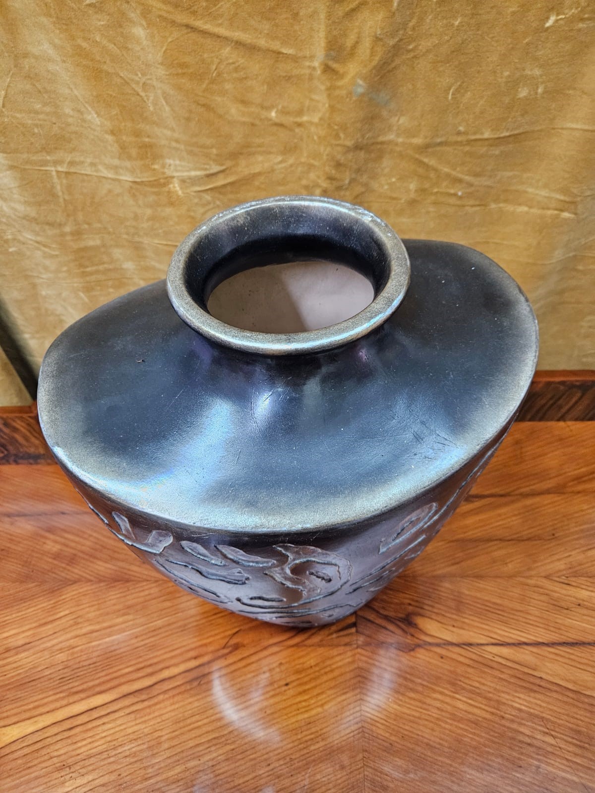 vaso Lam Lee in terracotta con decori scolpiti a mano nei toni del bruno