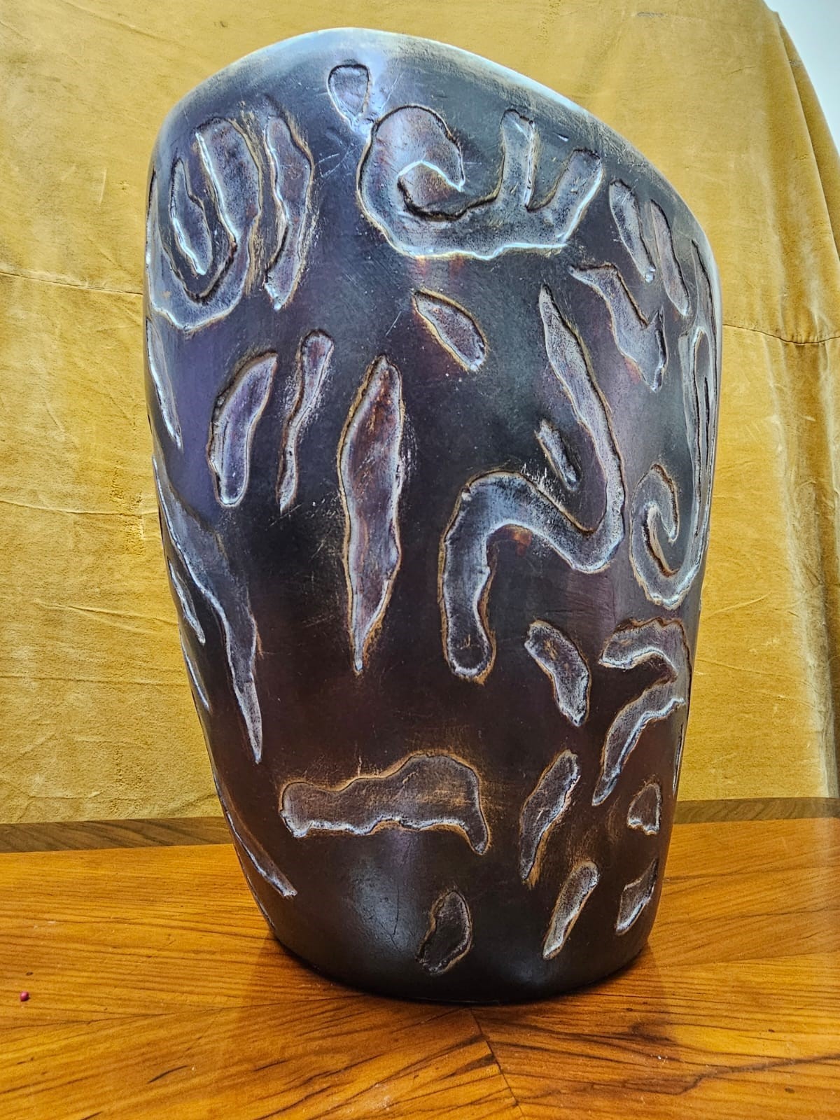 vaso Lam Lee in terracotta con decori scolpiti a mano nei toni del bruno