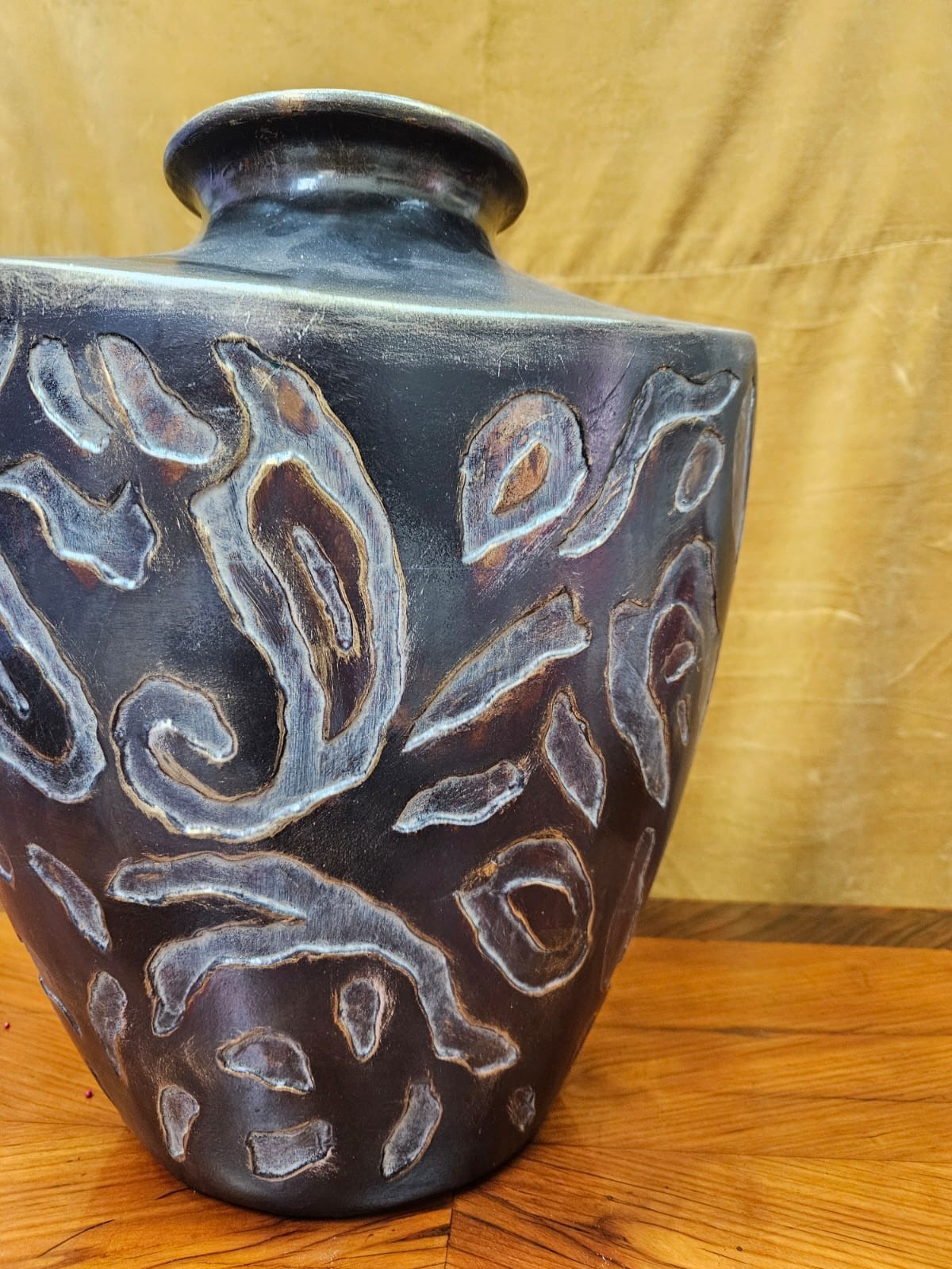 vaso Lam Lee in terracotta con decori scolpiti a mano nei toni del bruno