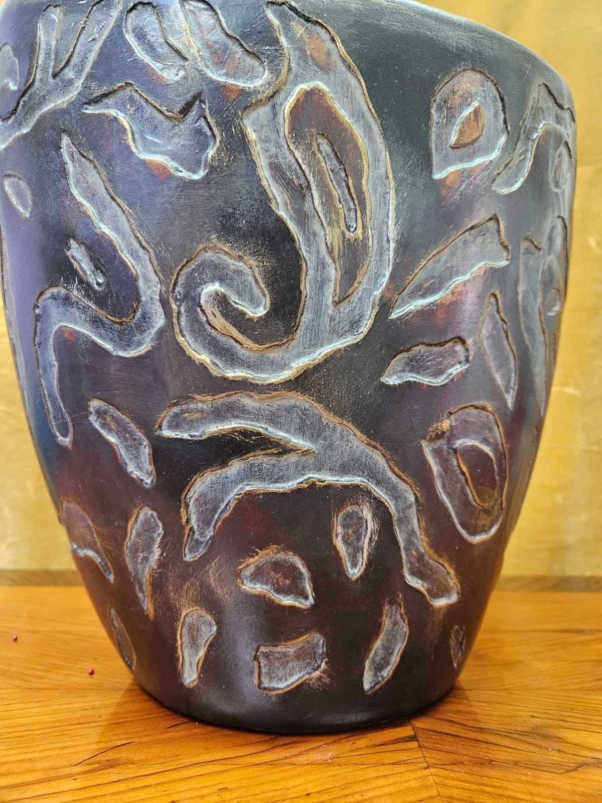 vaso Lam Lee in terracotta con decori scolpiti a mano nei toni del bruno