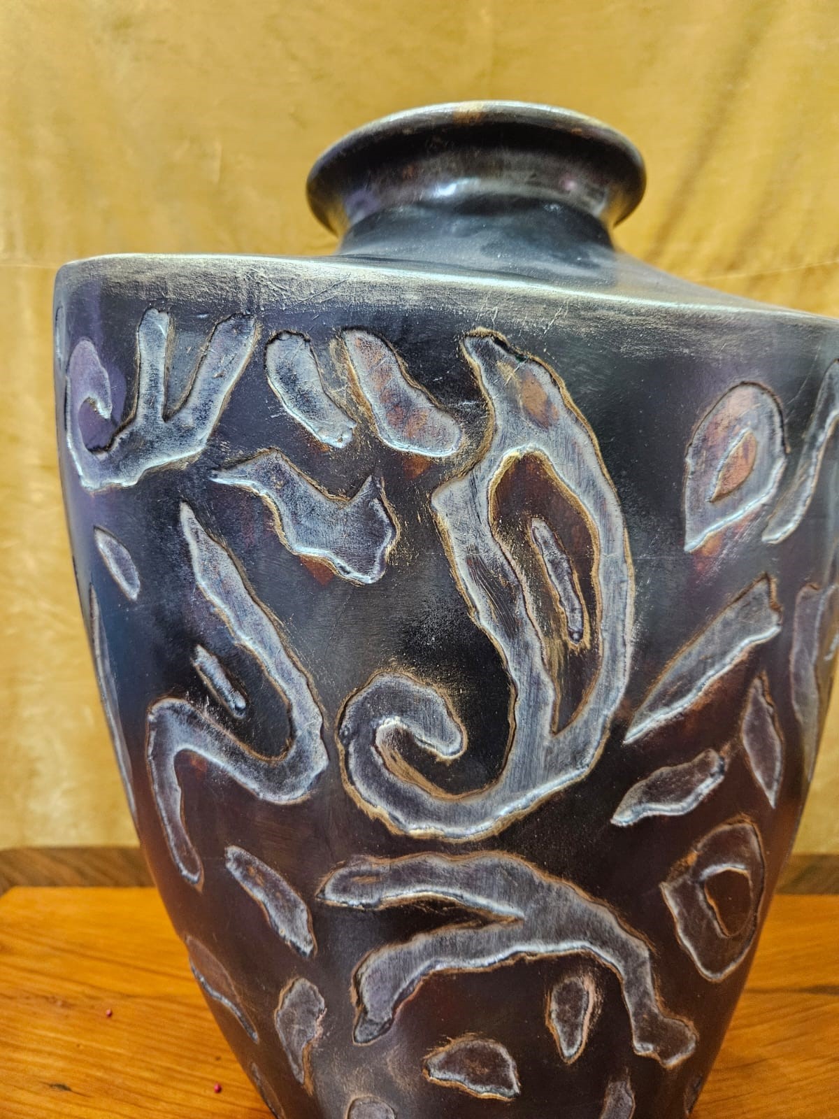 vaso Lam Lee in terracotta con decori scolpiti a mano nei toni del bruno