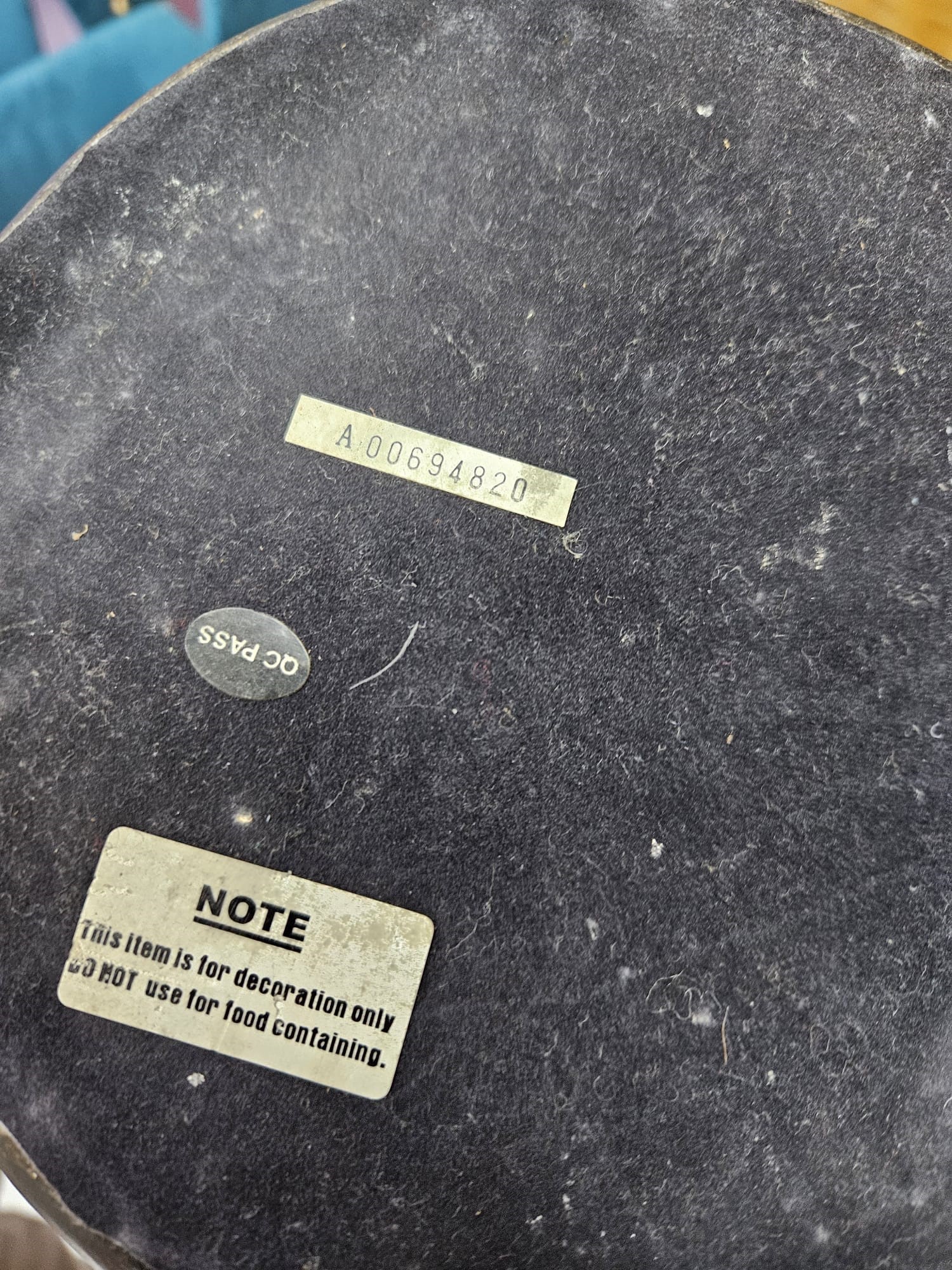 vaso Lam Lee in terracotta con decori scolpiti a mano nei toni del bruno