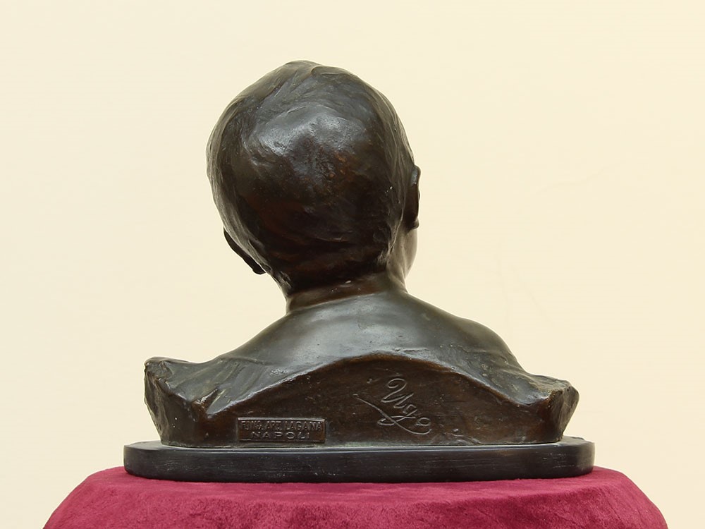 Statua raffigurante testa di bambino in bronzo