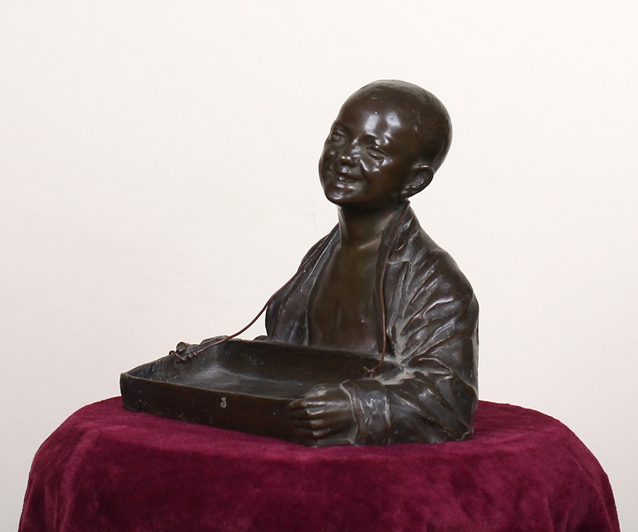 Statua raffigurante mezzo busto di ragazzo con scatola porta sigarette in bronzo