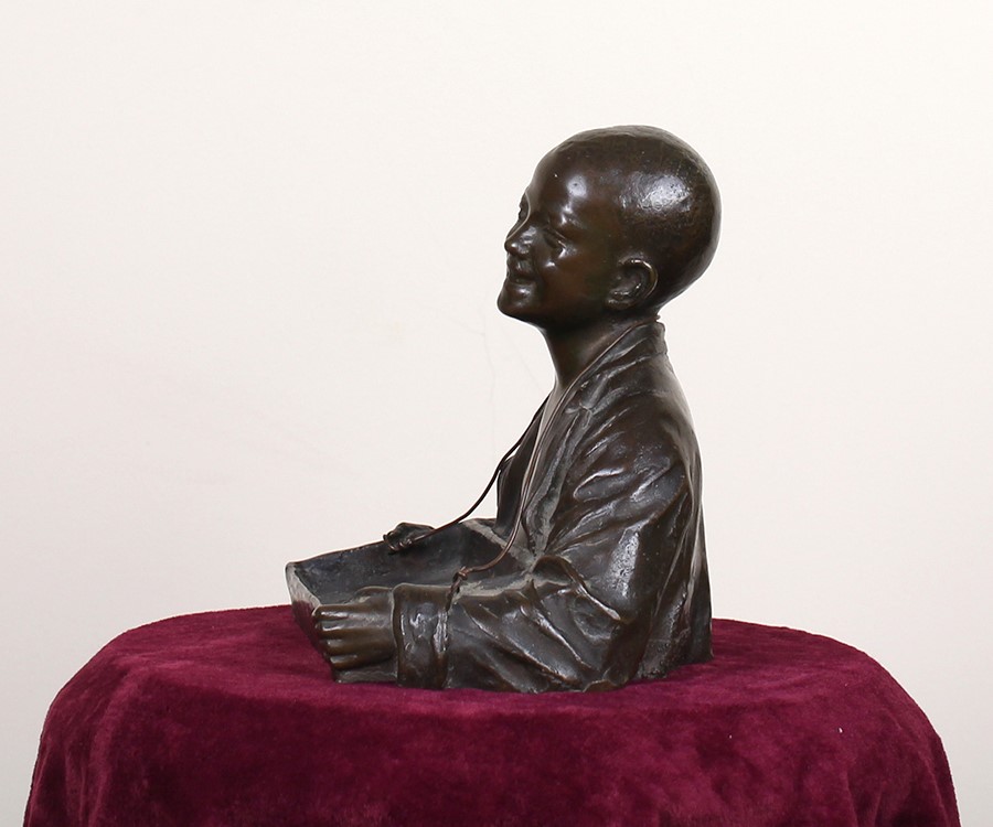 Statua raffigurante mezzo busto di ragazzo con scatola porta sigarette in bronzo