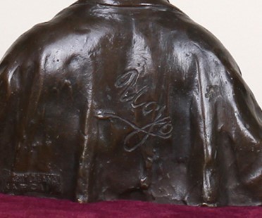 Statua raffigurante mezzo busto di ragazzo con scatola porta sigarette in bronzo