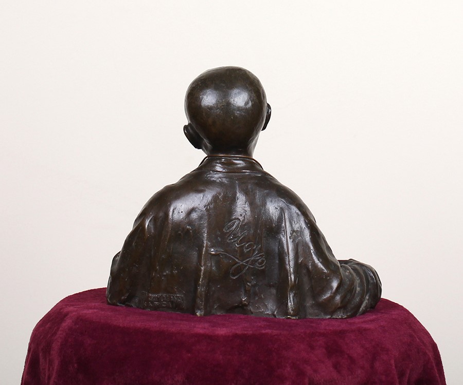 Statua raffigurante mezzo busto di ragazzo con scatola porta sigarette in bronzo