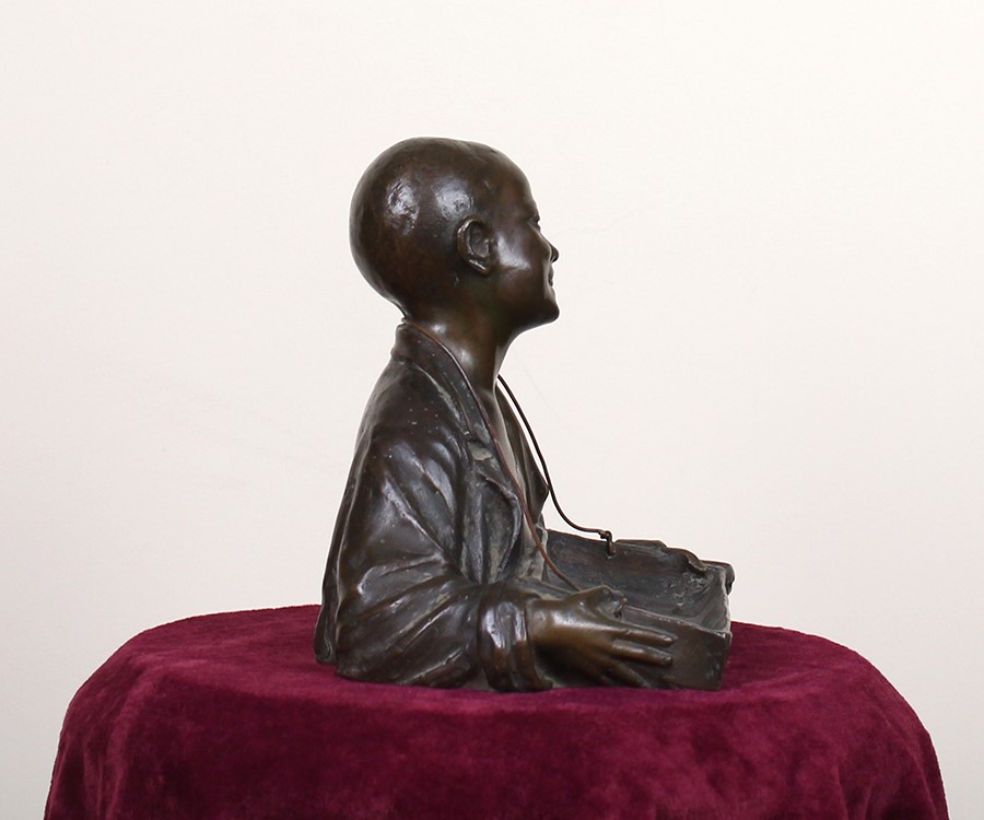 Statua raffigurante mezzo busto di ragazzo con scatola porta sigarette in bronzo