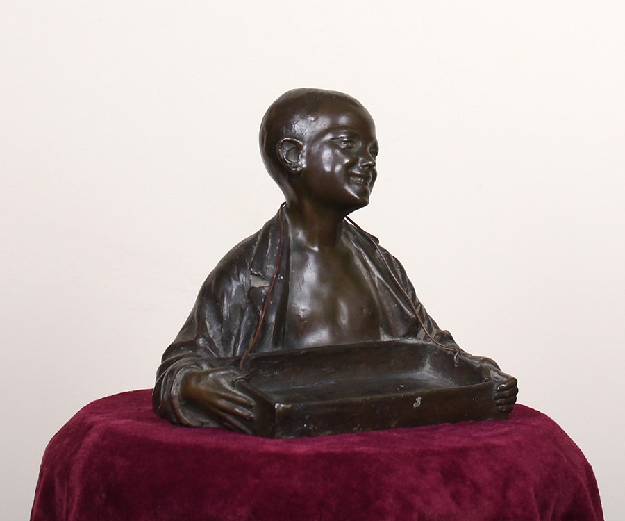 Statua raffigurante mezzo busto di ragazzo con scatola porta sigarette in bronzo