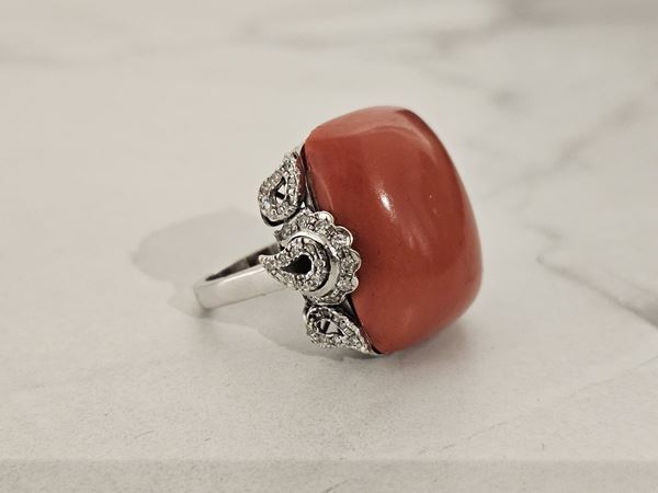 Anello con corallo