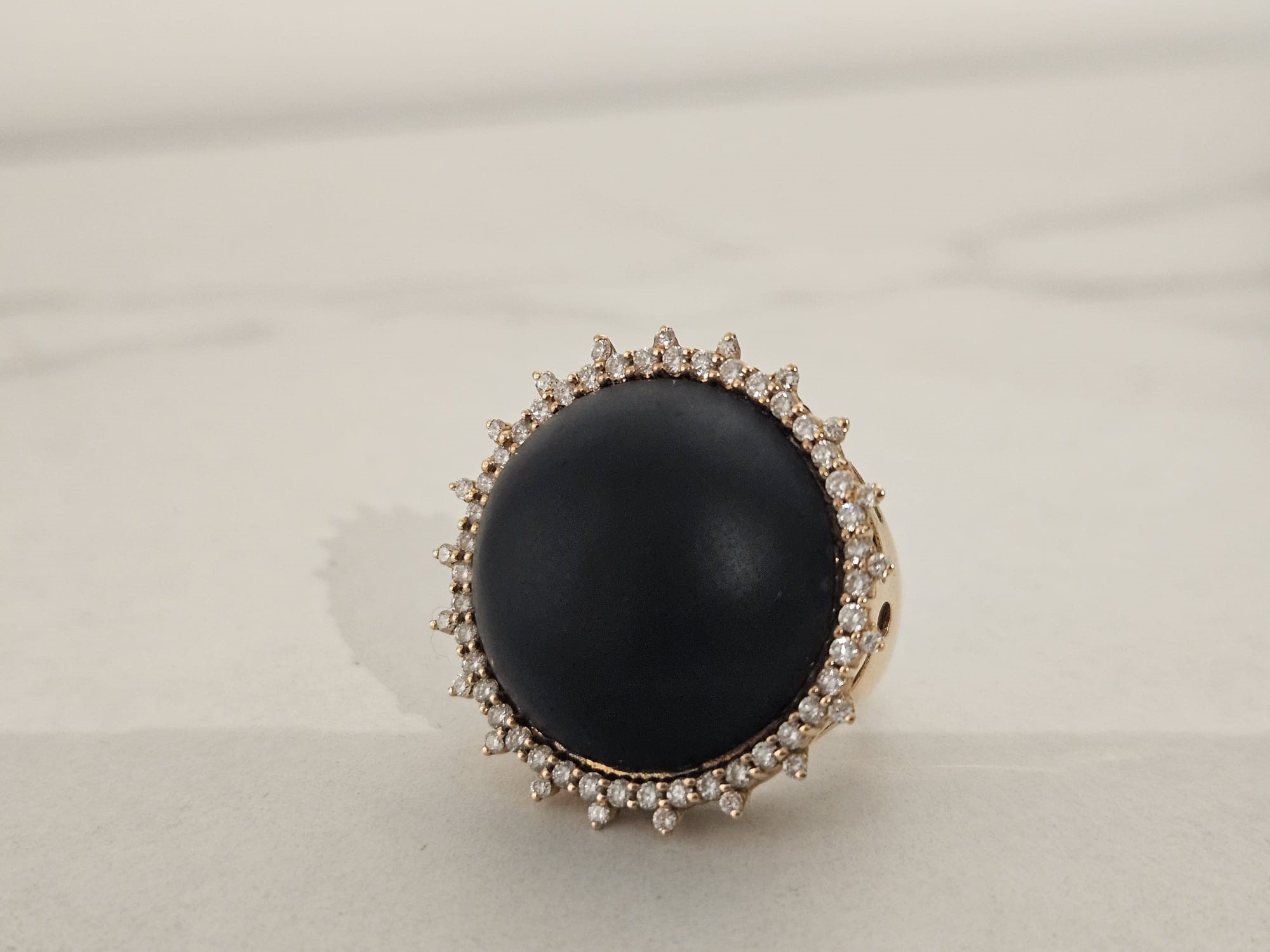 Anello con pietra nera e brillantini