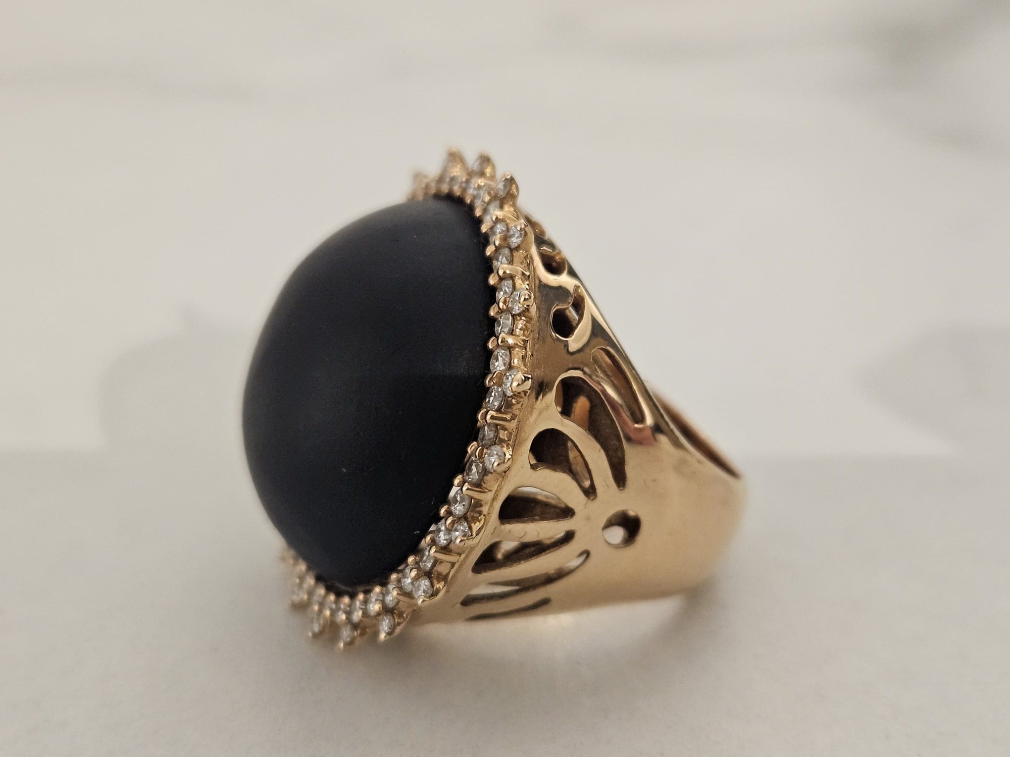 Anello con pietra nera e brillantini