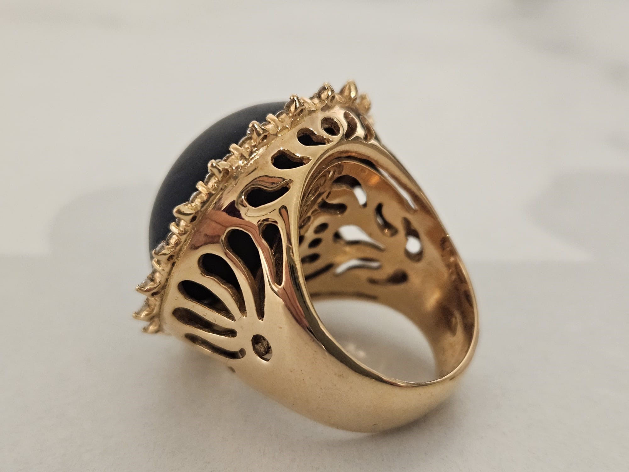 Anello con pietra nera e brillantini