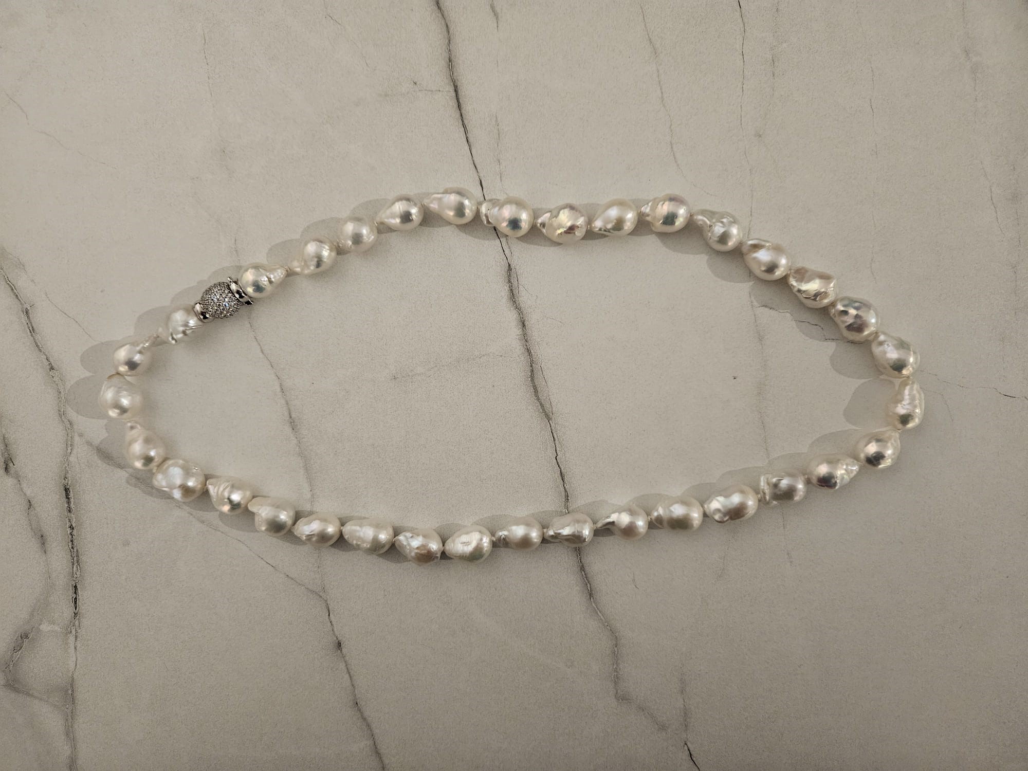 Collana con perle scaramazze bianche