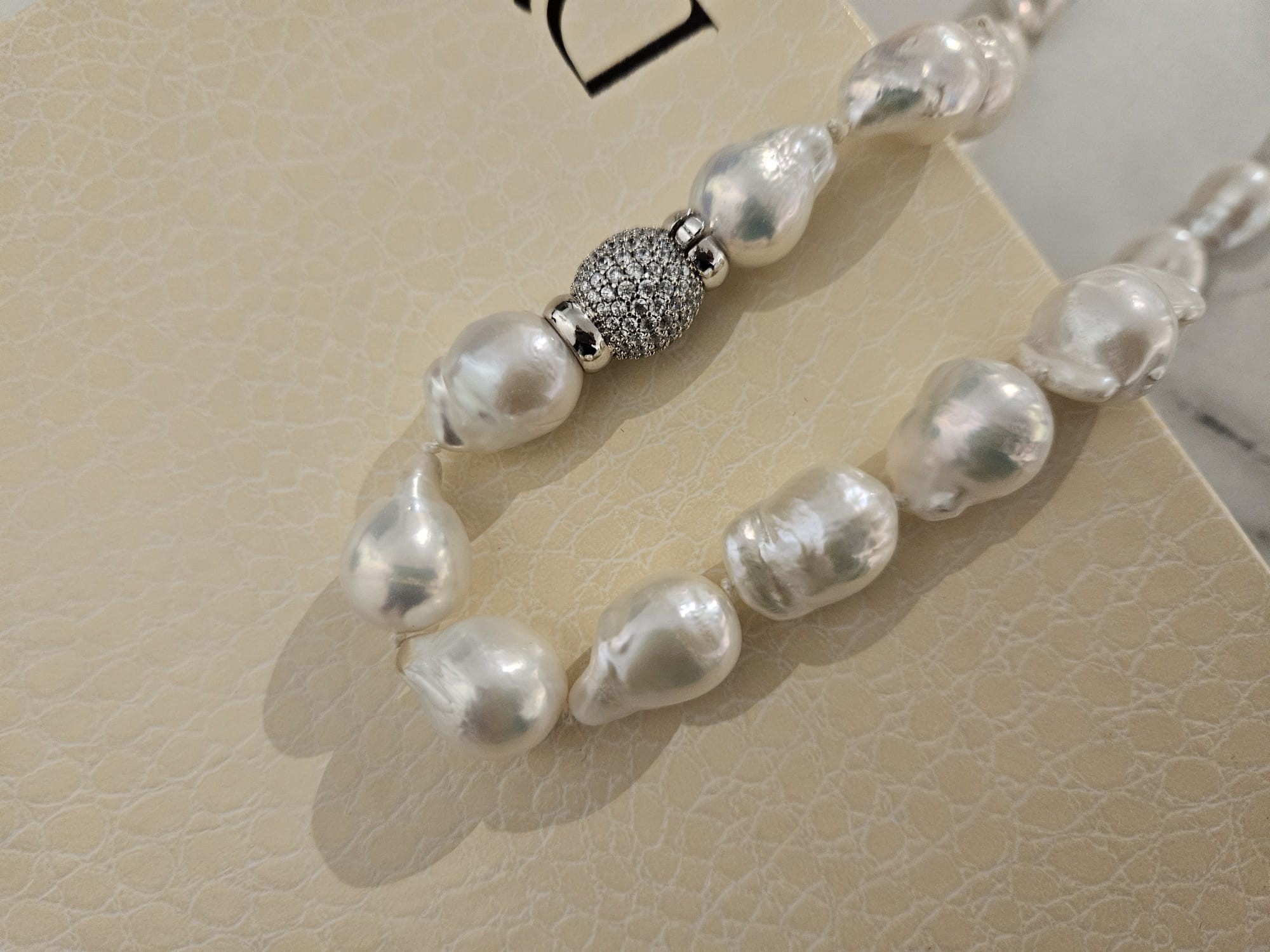 Collana con perle scaramazze bianche