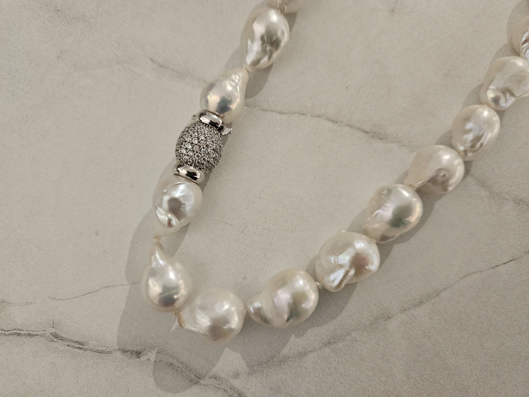 Collana con perle scaramazze bianche