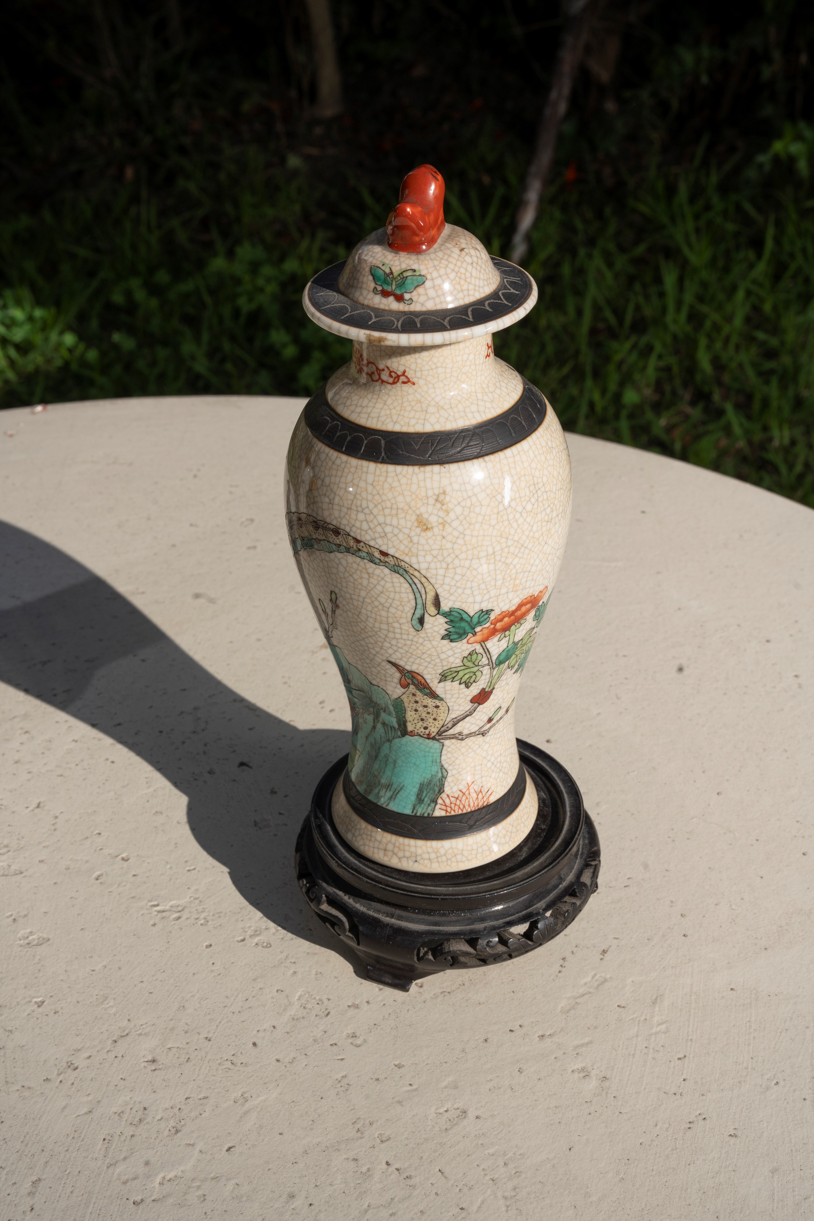 Coppia di vasi cinesi con scene vegetali e animali