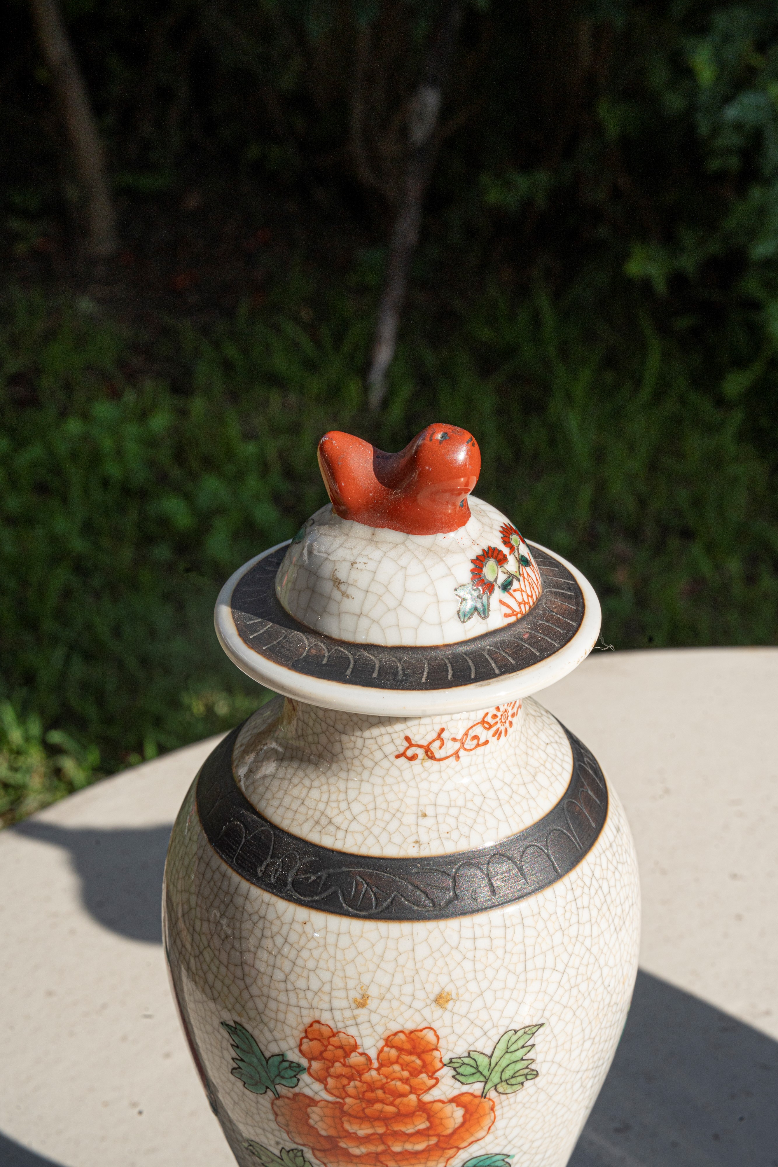 Coppia di vasi cinesi con scene vegetali e animali