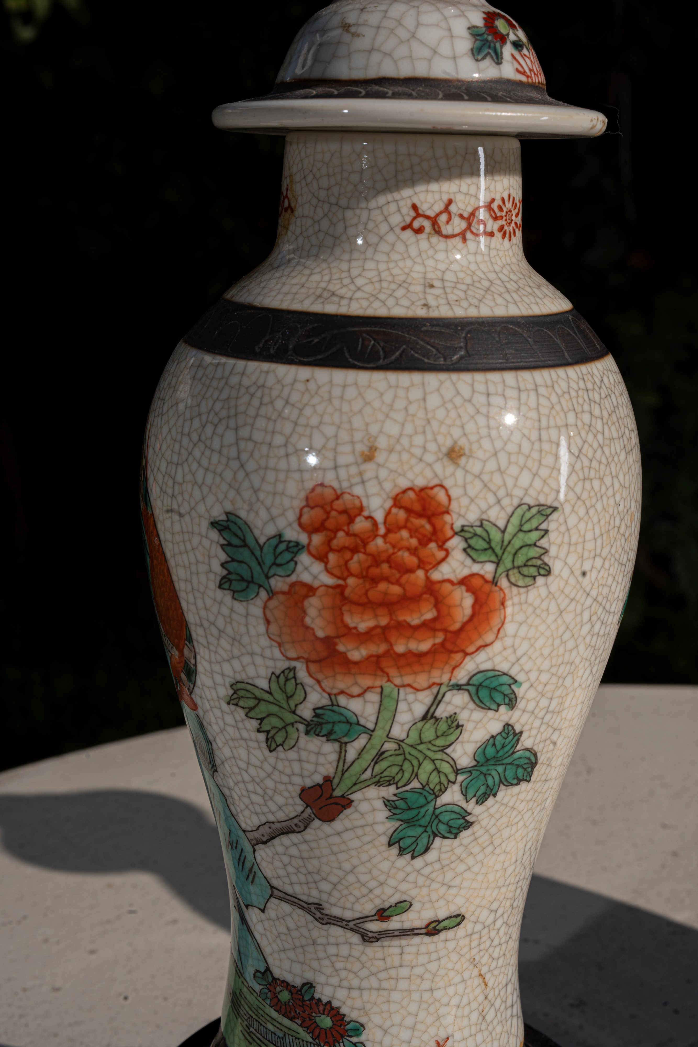 Coppia di vasi cinesi con scene vegetali e animali