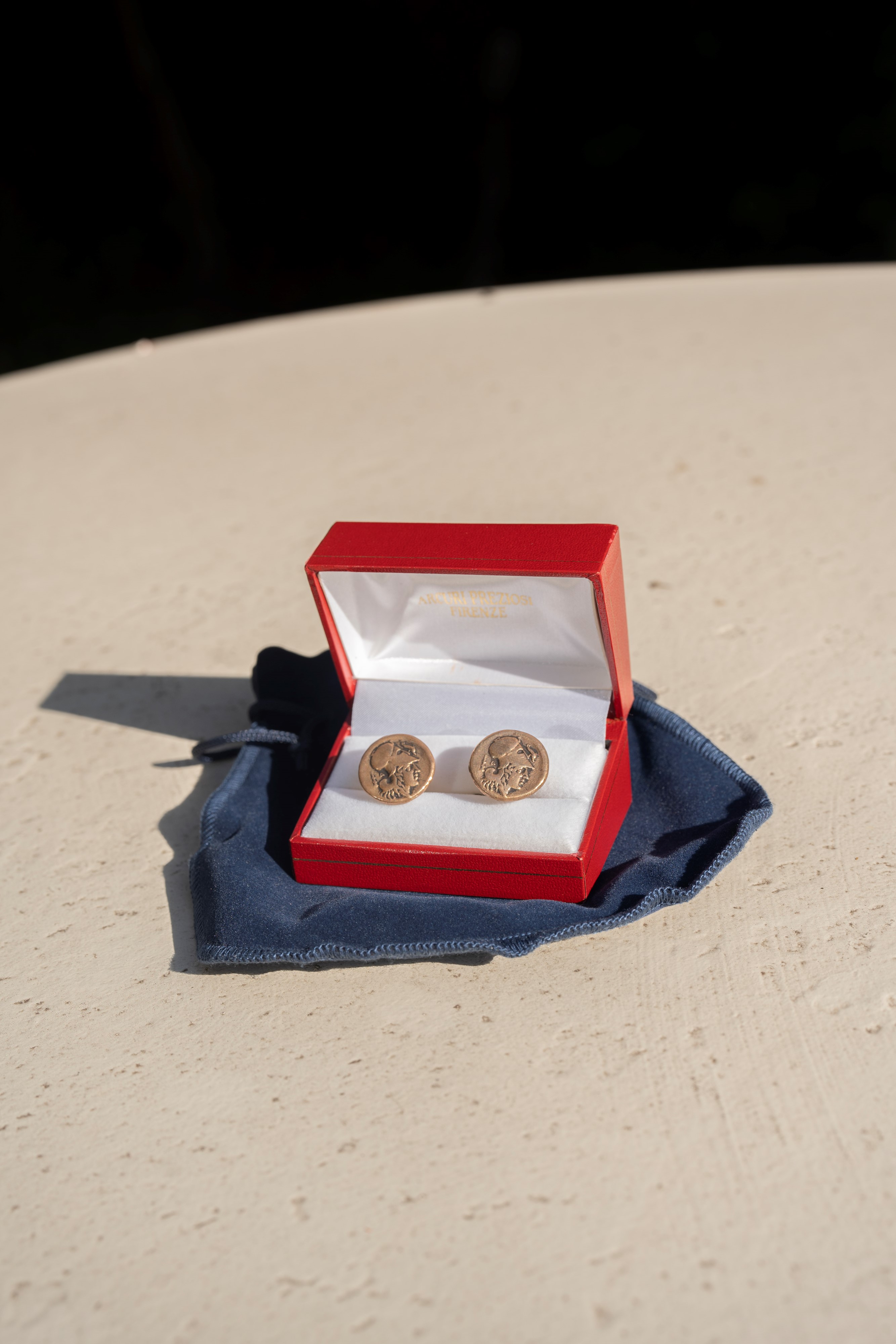 Gemelli con riproduzione di moneta greca- siciliana