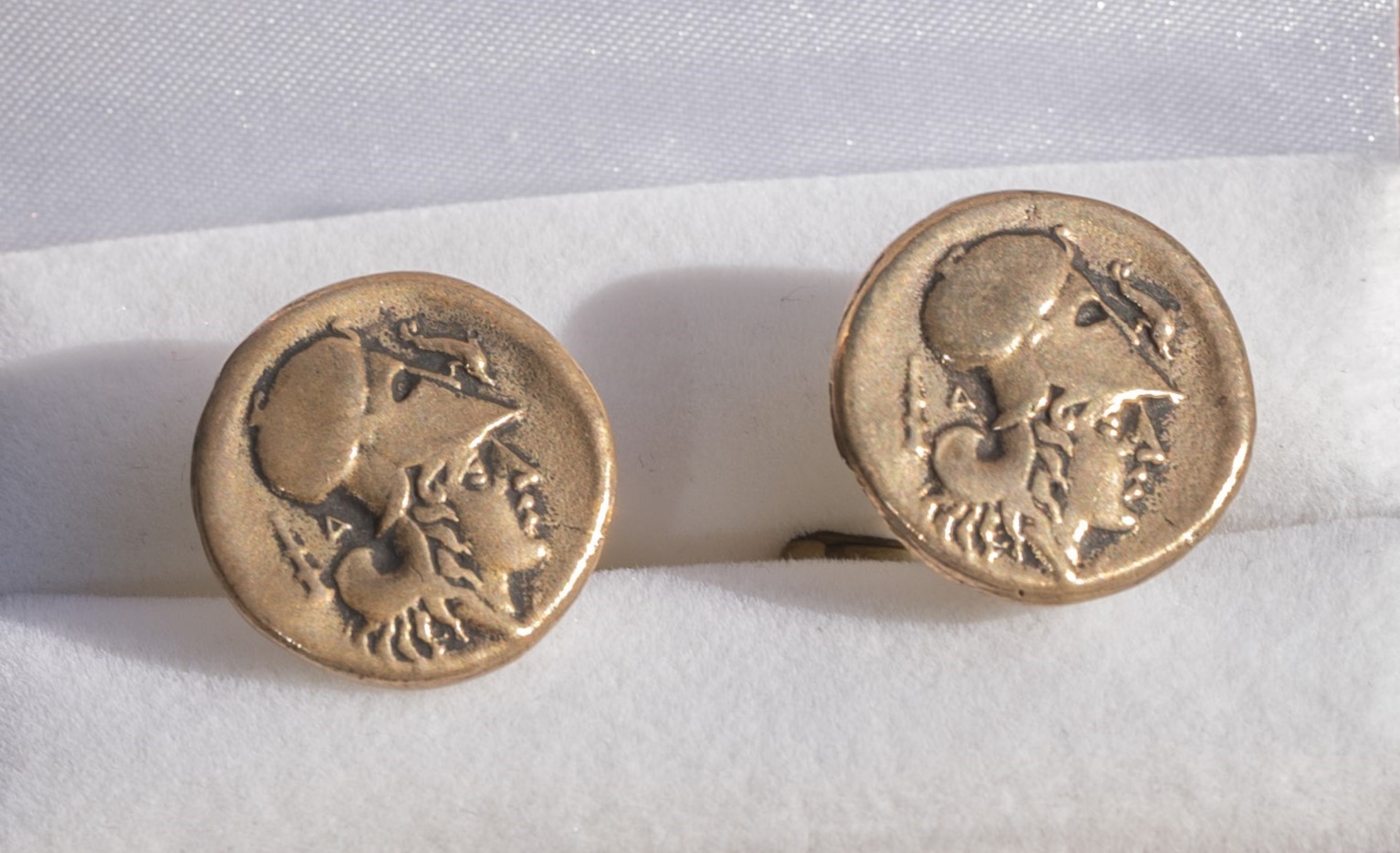 Gemelli con riproduzione di moneta greca- siciliana