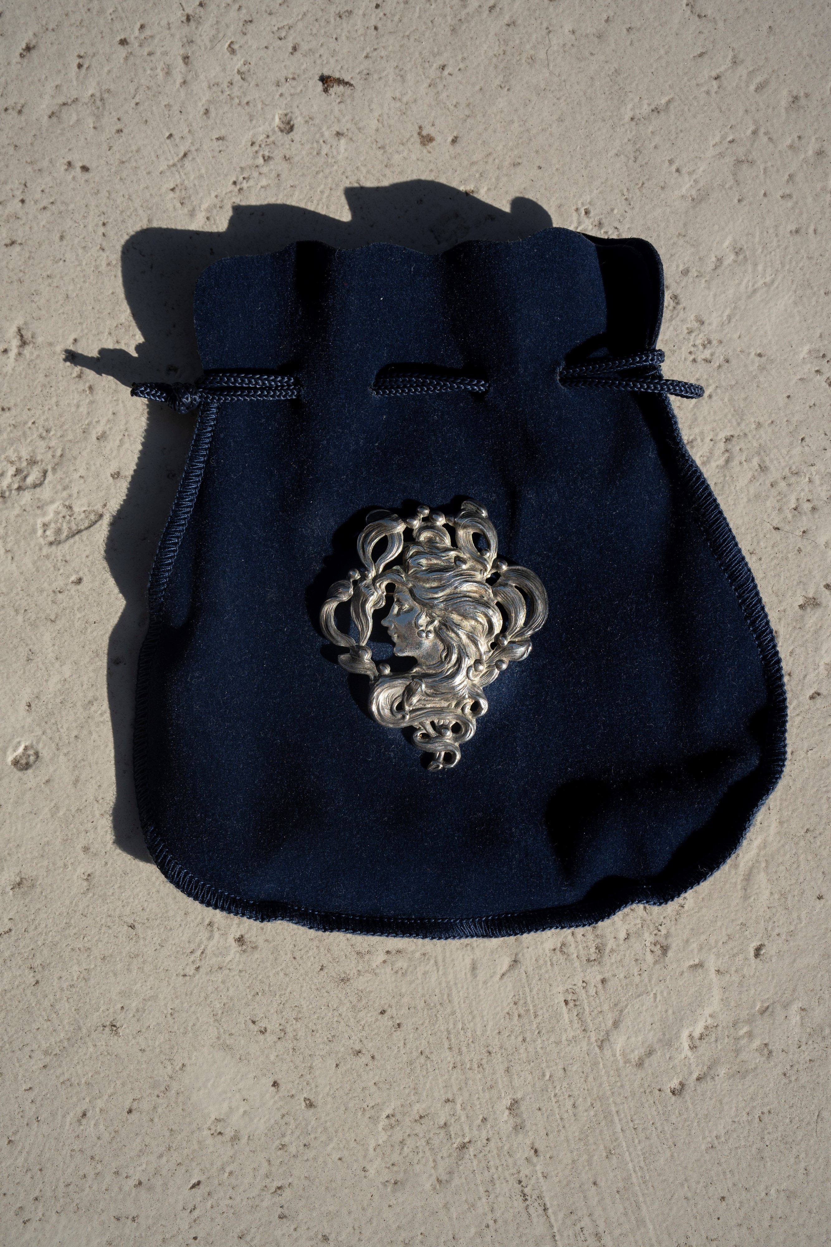 Spilla liberty raffigurante volto femminile e fiori