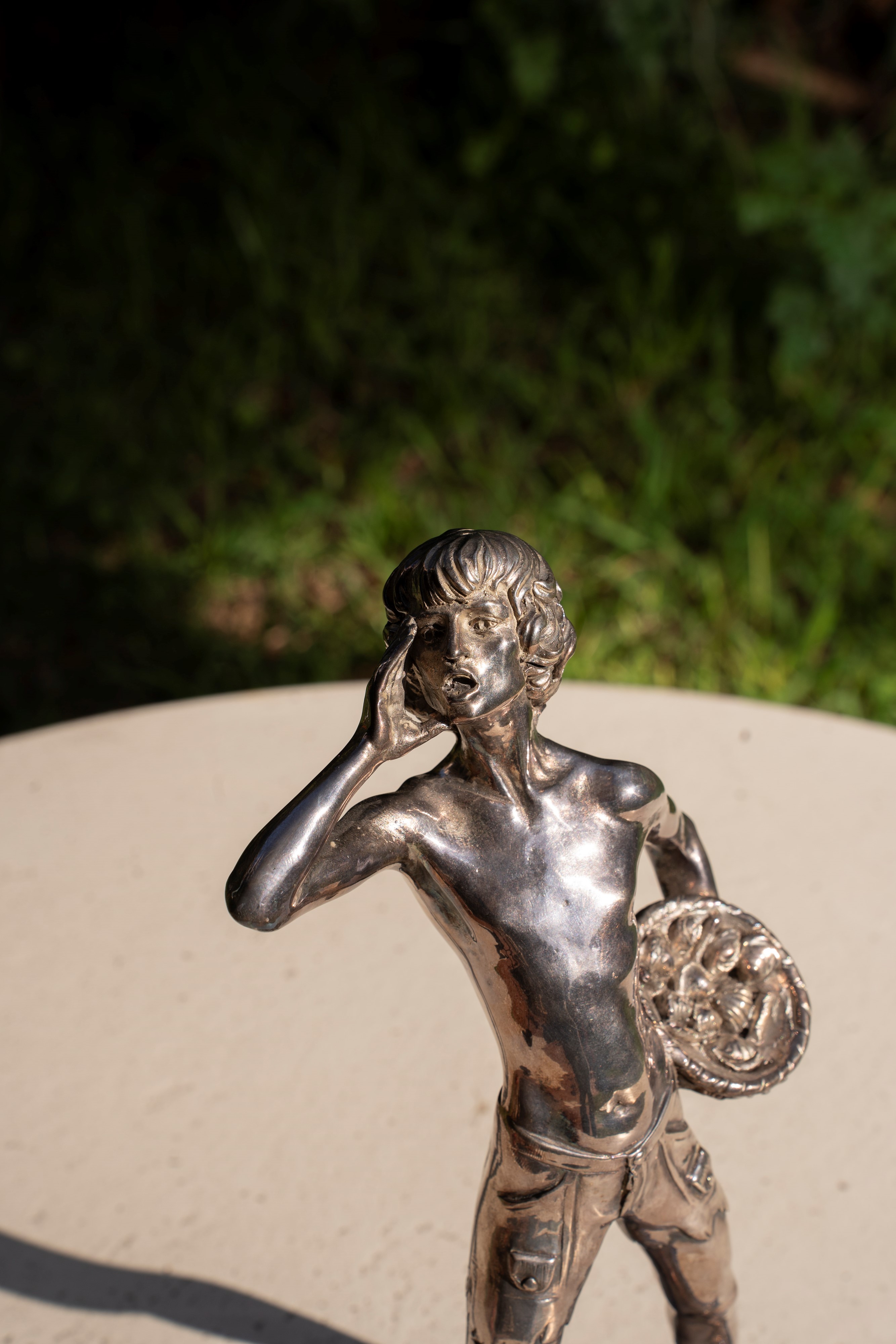 Statua raffigurante giovane pescatore