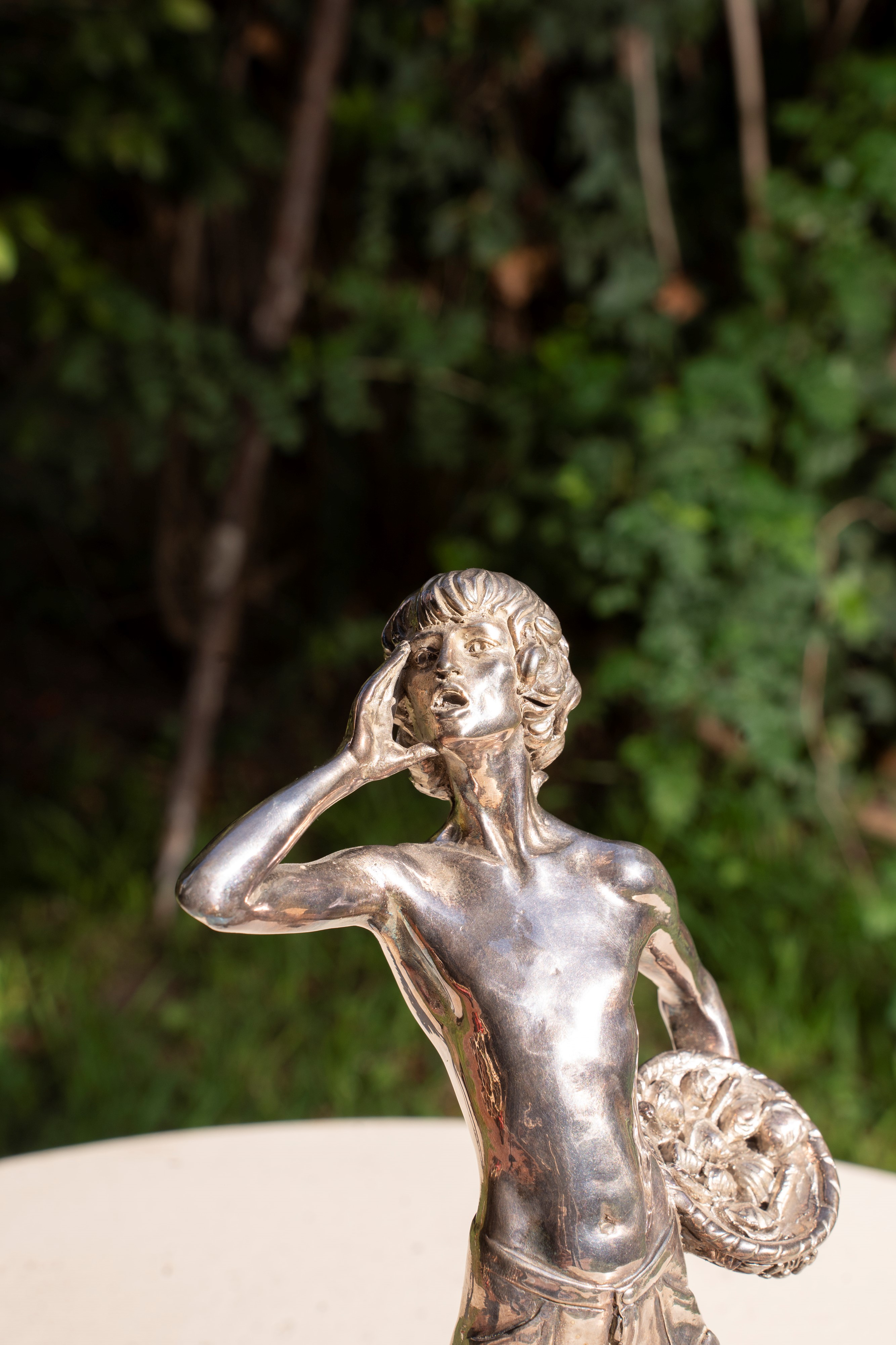 Statua raffigurante giovane pescatore