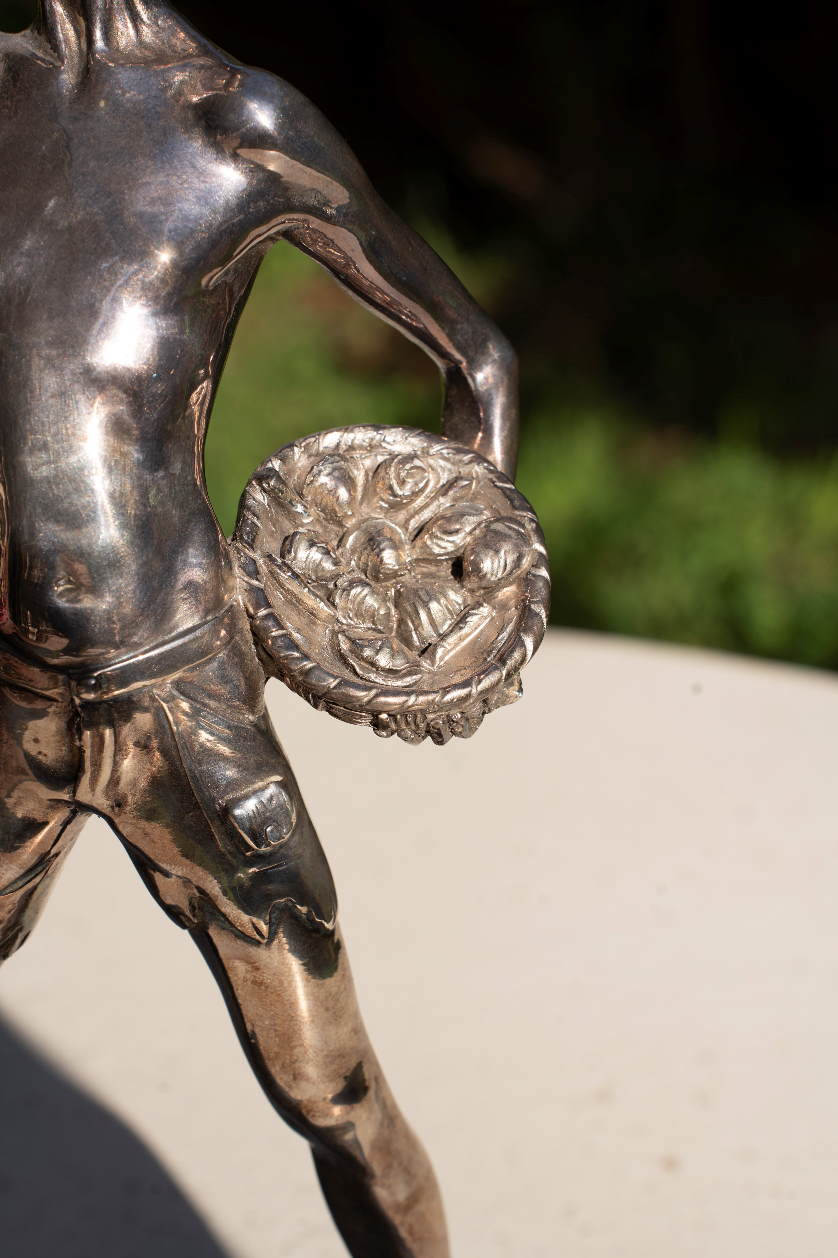 Statua raffigurante giovane pescatore