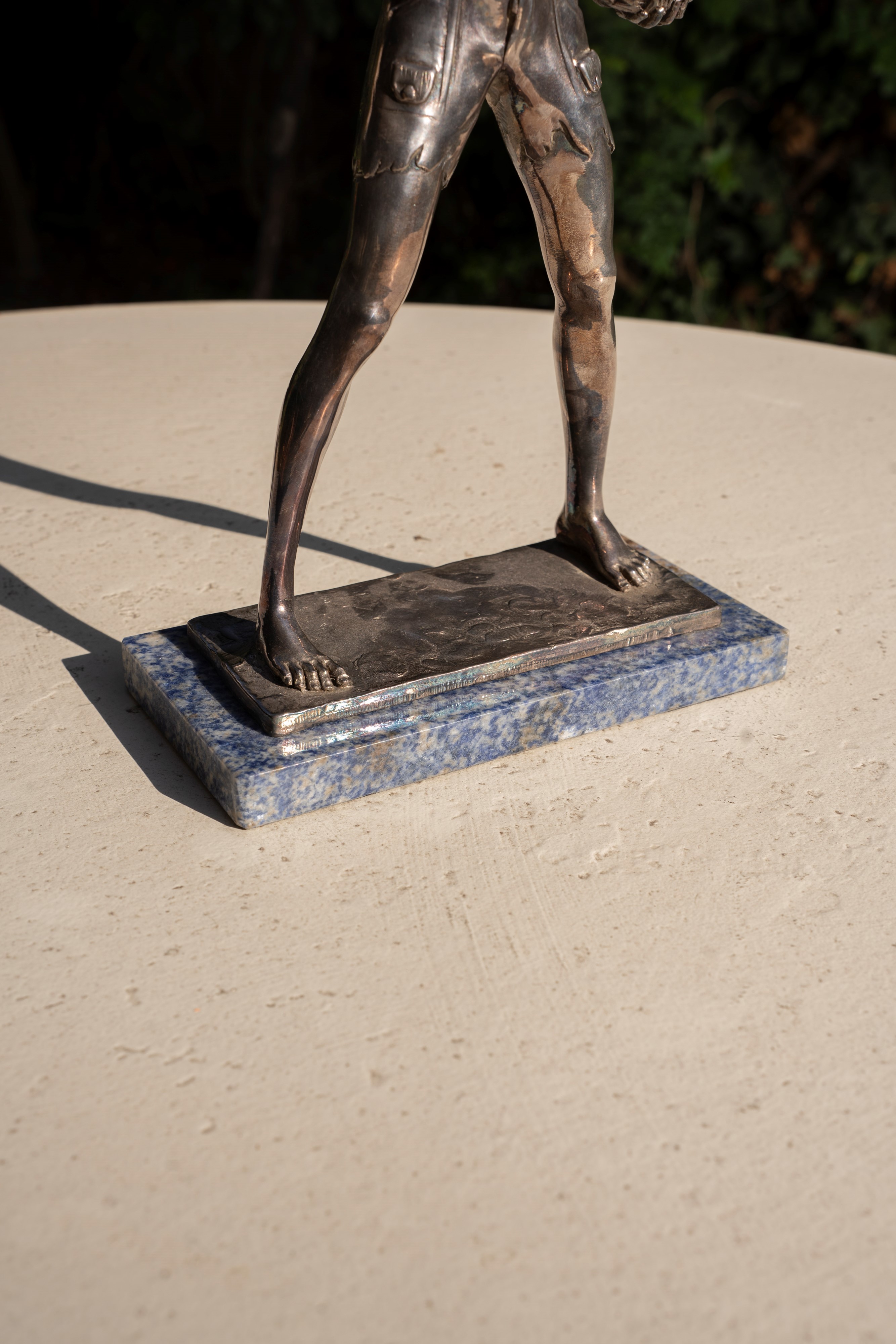 Statua raffigurante giovane pescatore