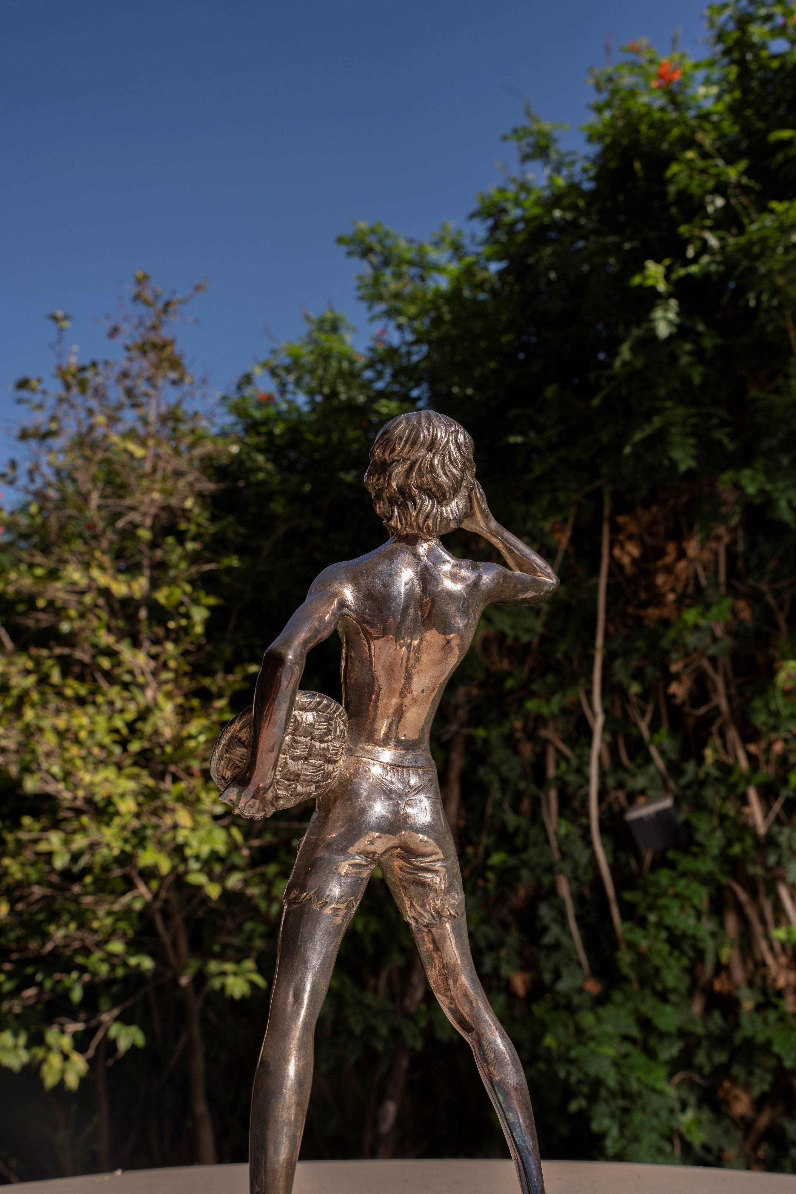 Statua raffigurante giovane pescatore