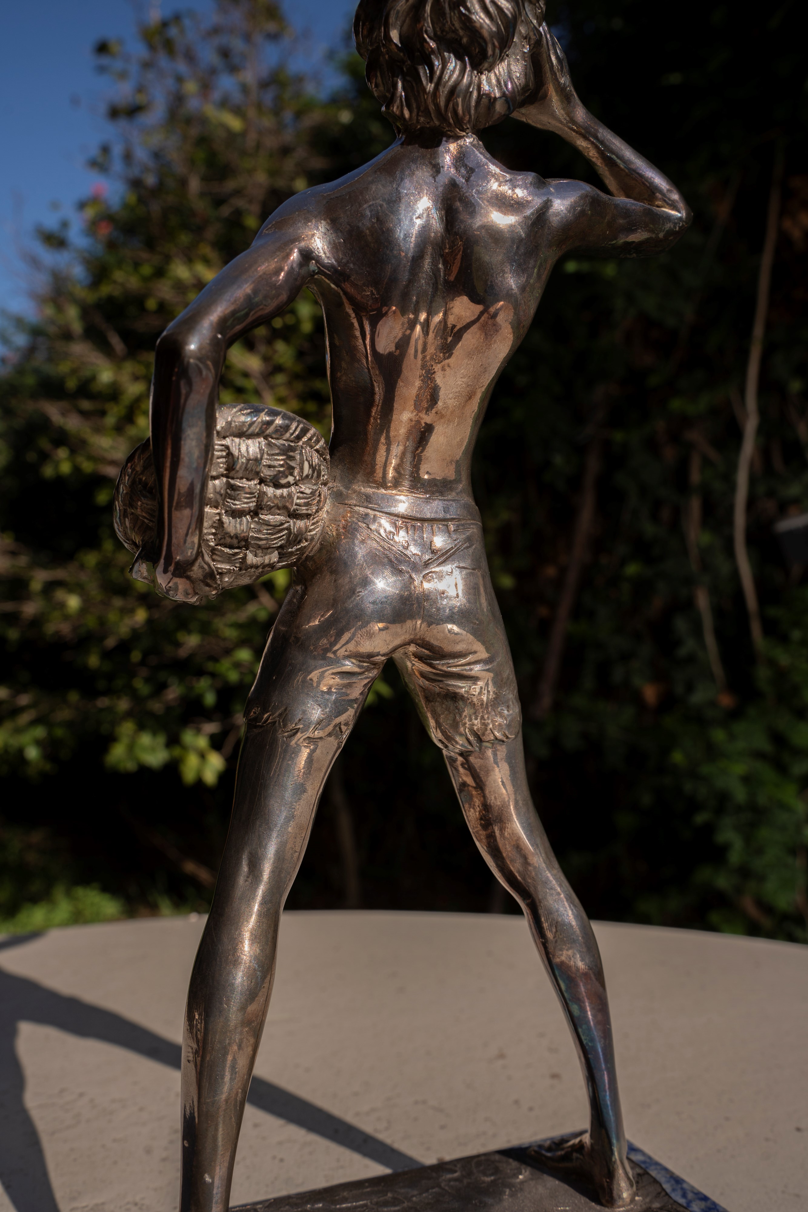 Statua raffigurante giovane pescatore