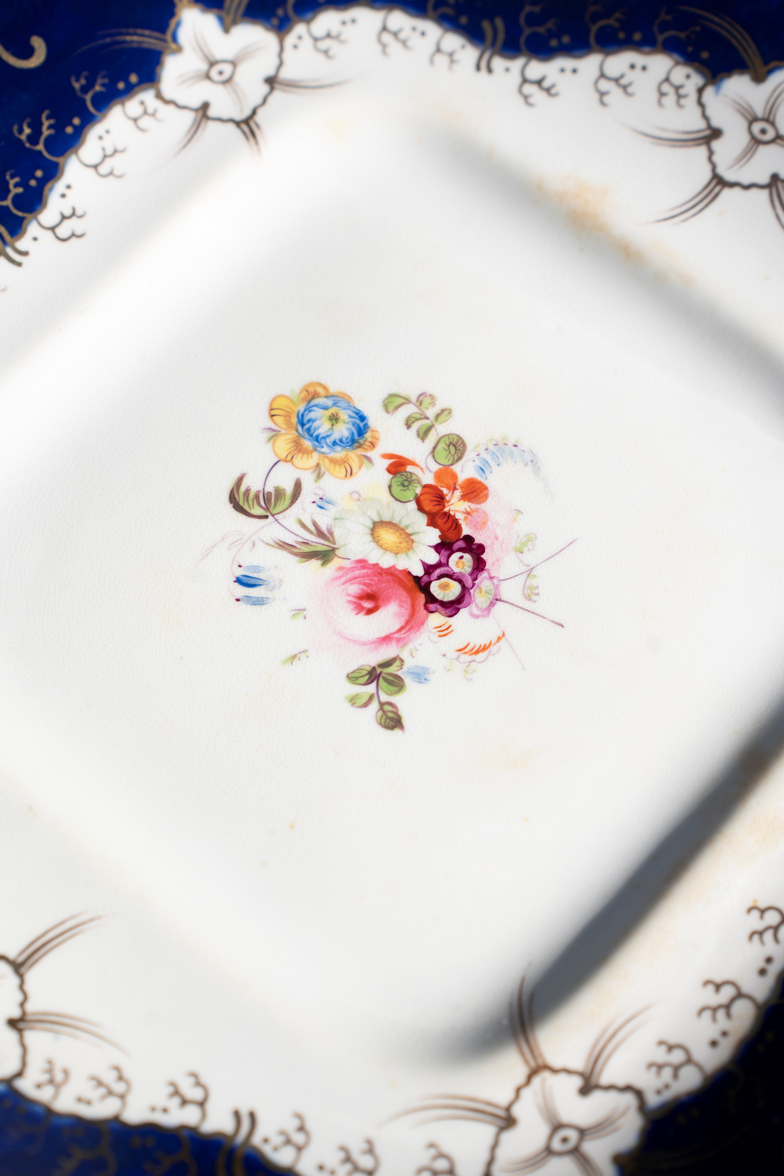 Piatto inglese da dolce con motivi floreali