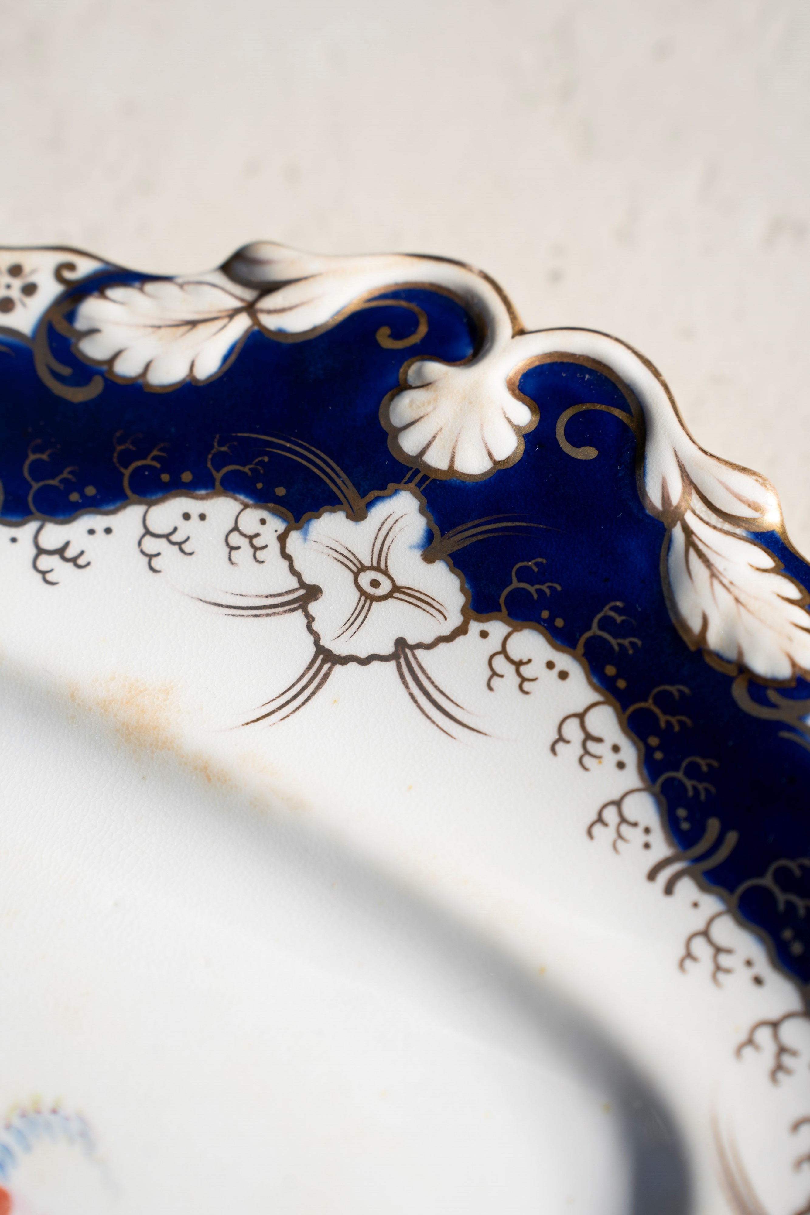 Piatto inglese da dolce con motivi floreali