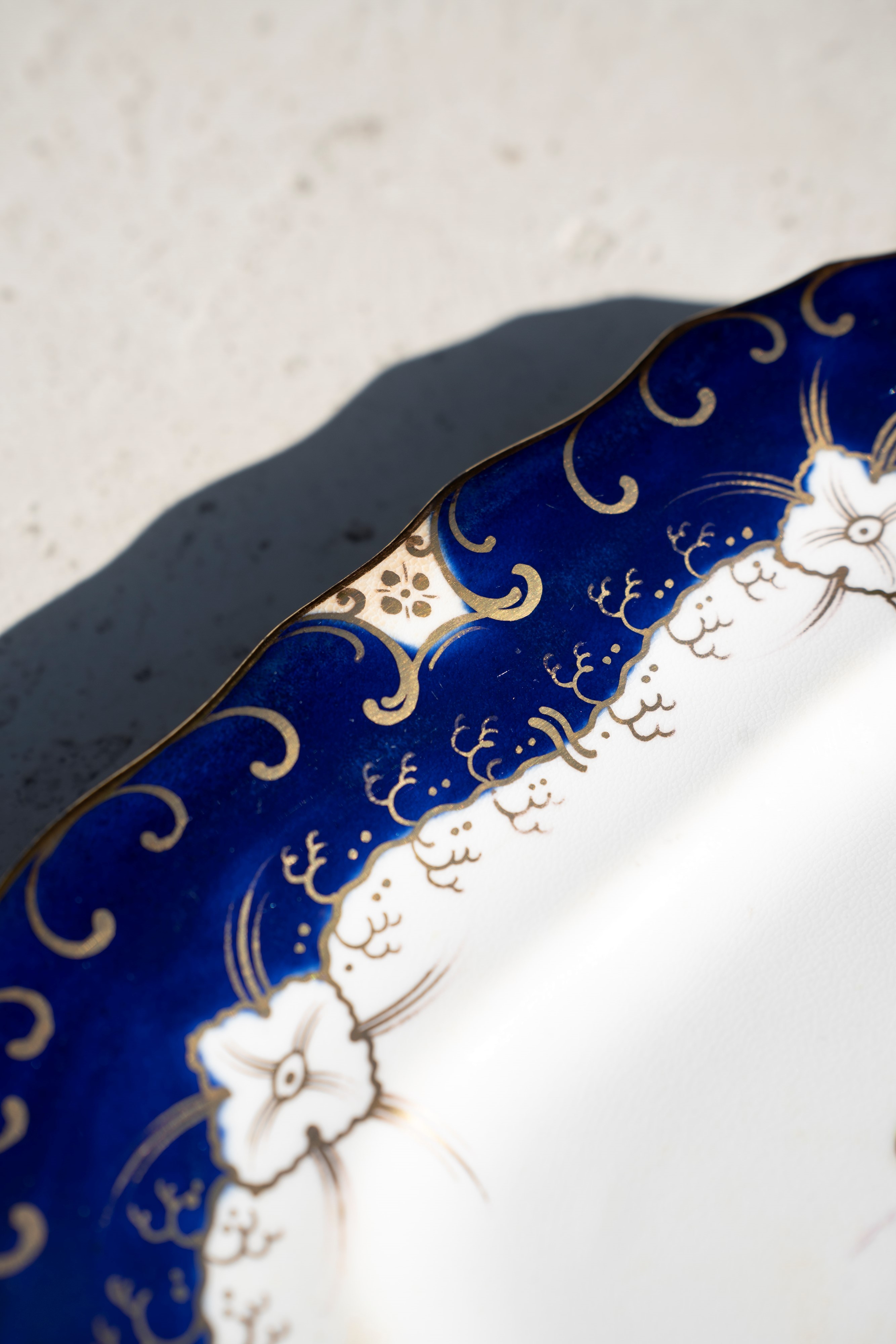 Piatto inglese da dolce con motivi floreali