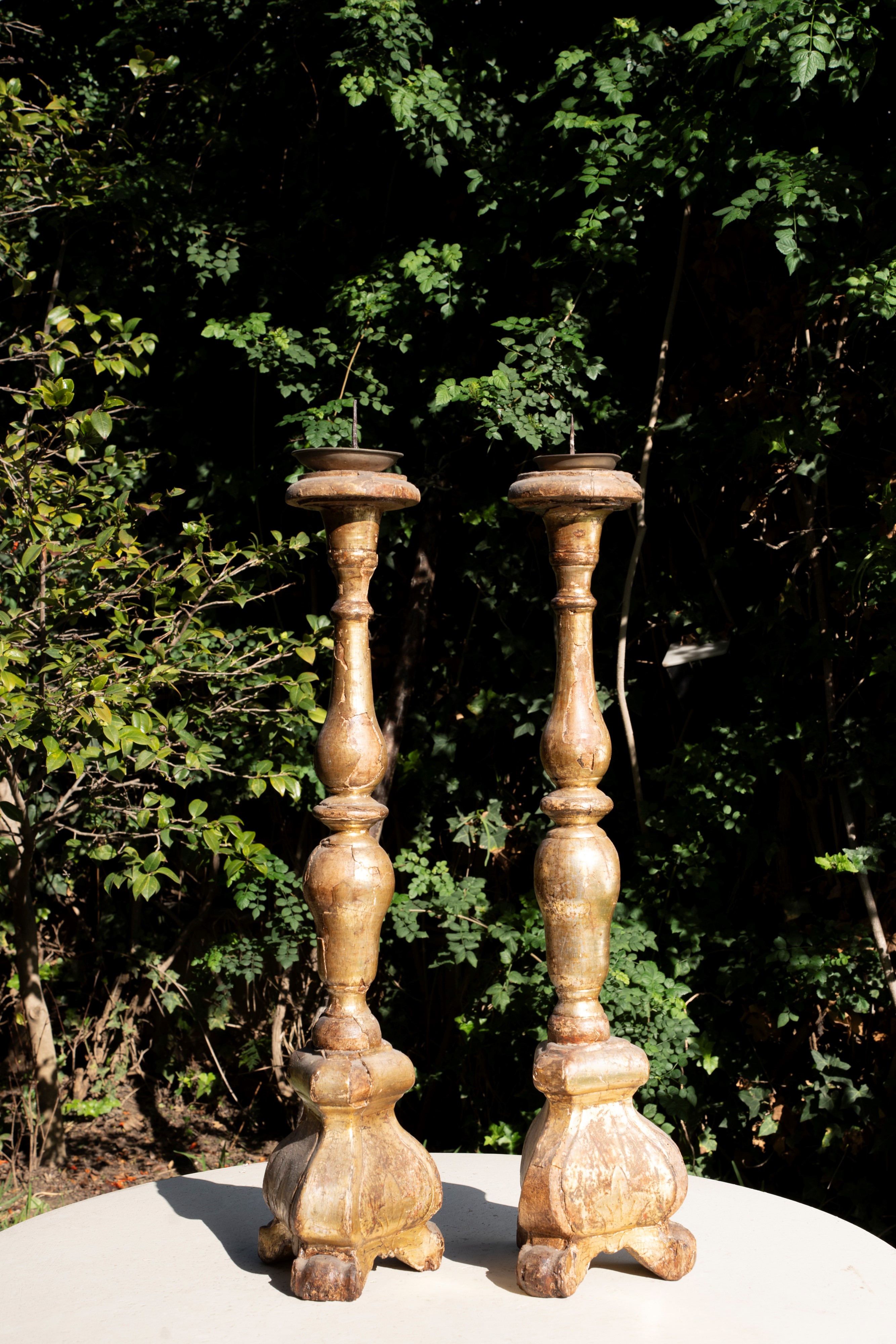 Coppia di candelabri lignei