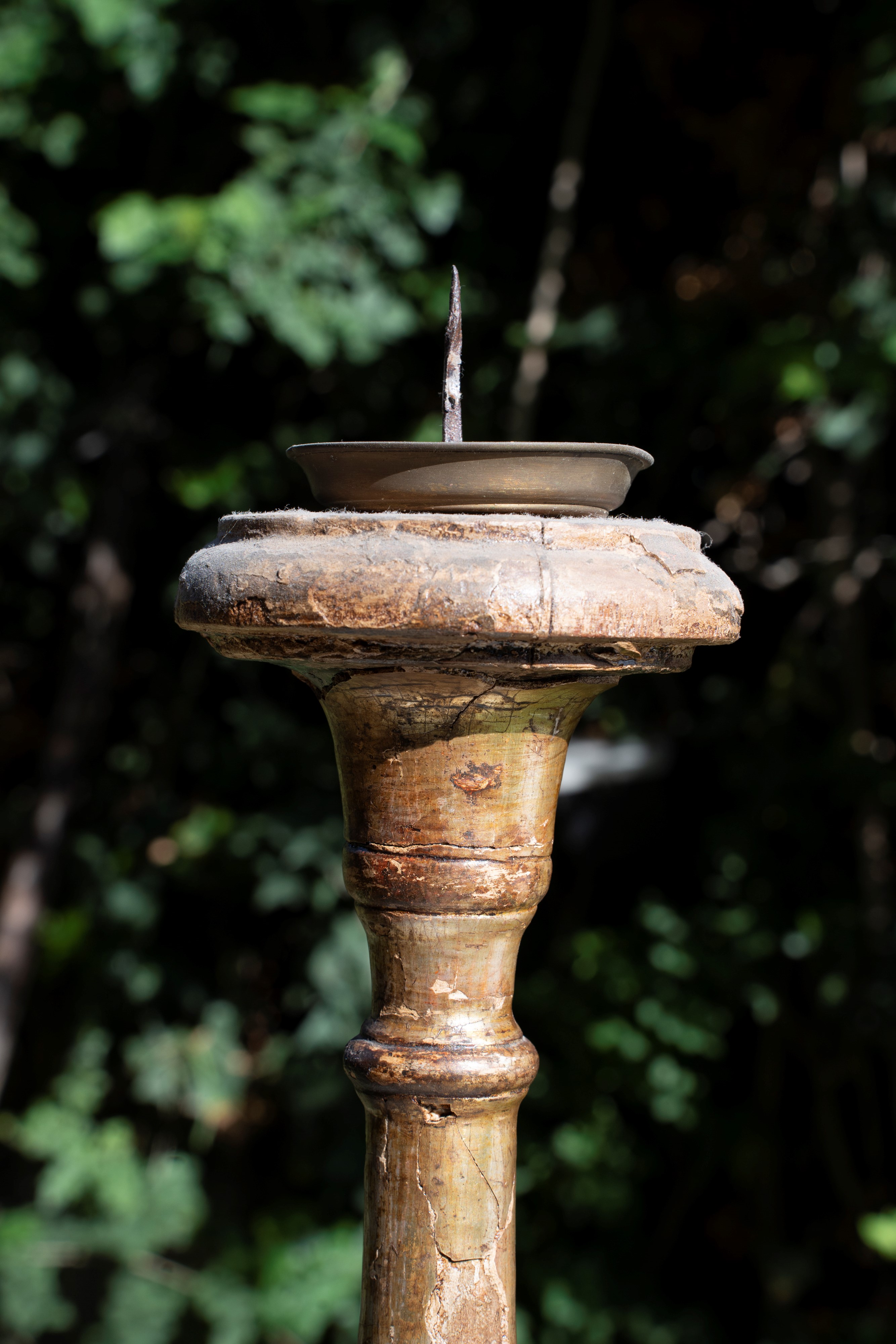 Coppia di candelabri lignei