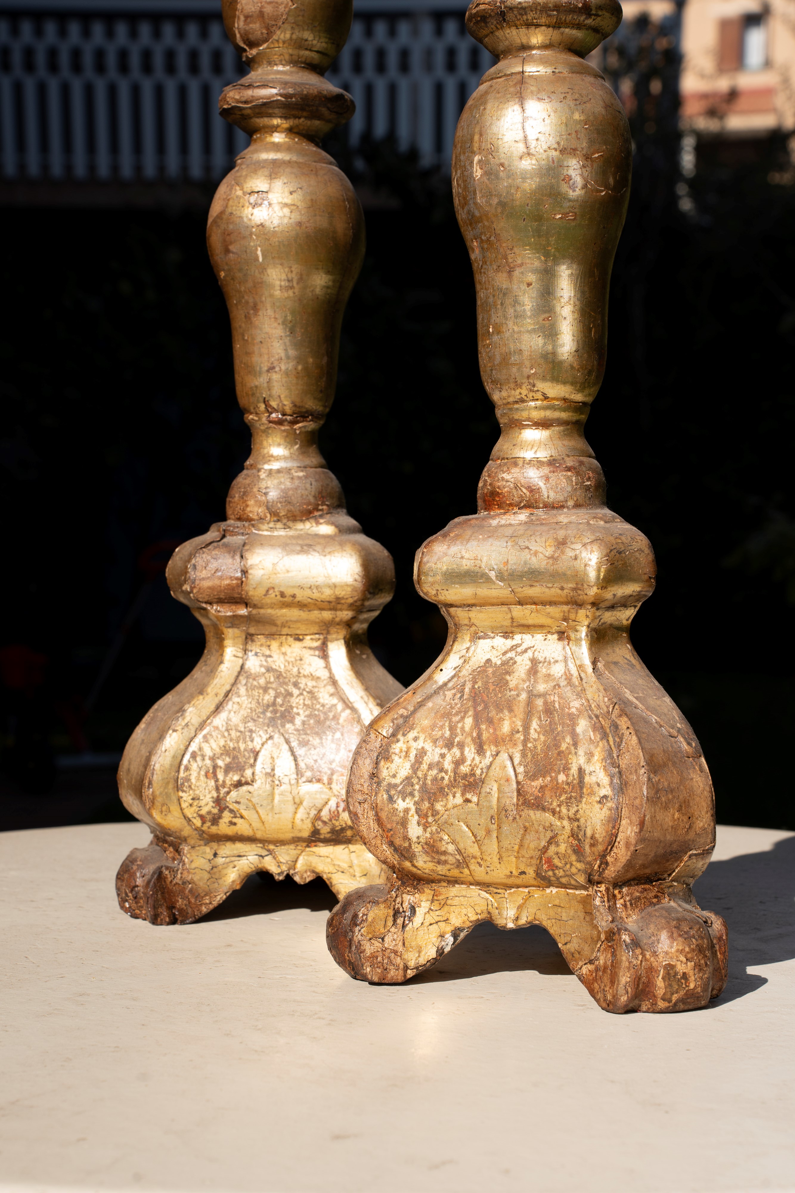 Coppia di candelabri lignei